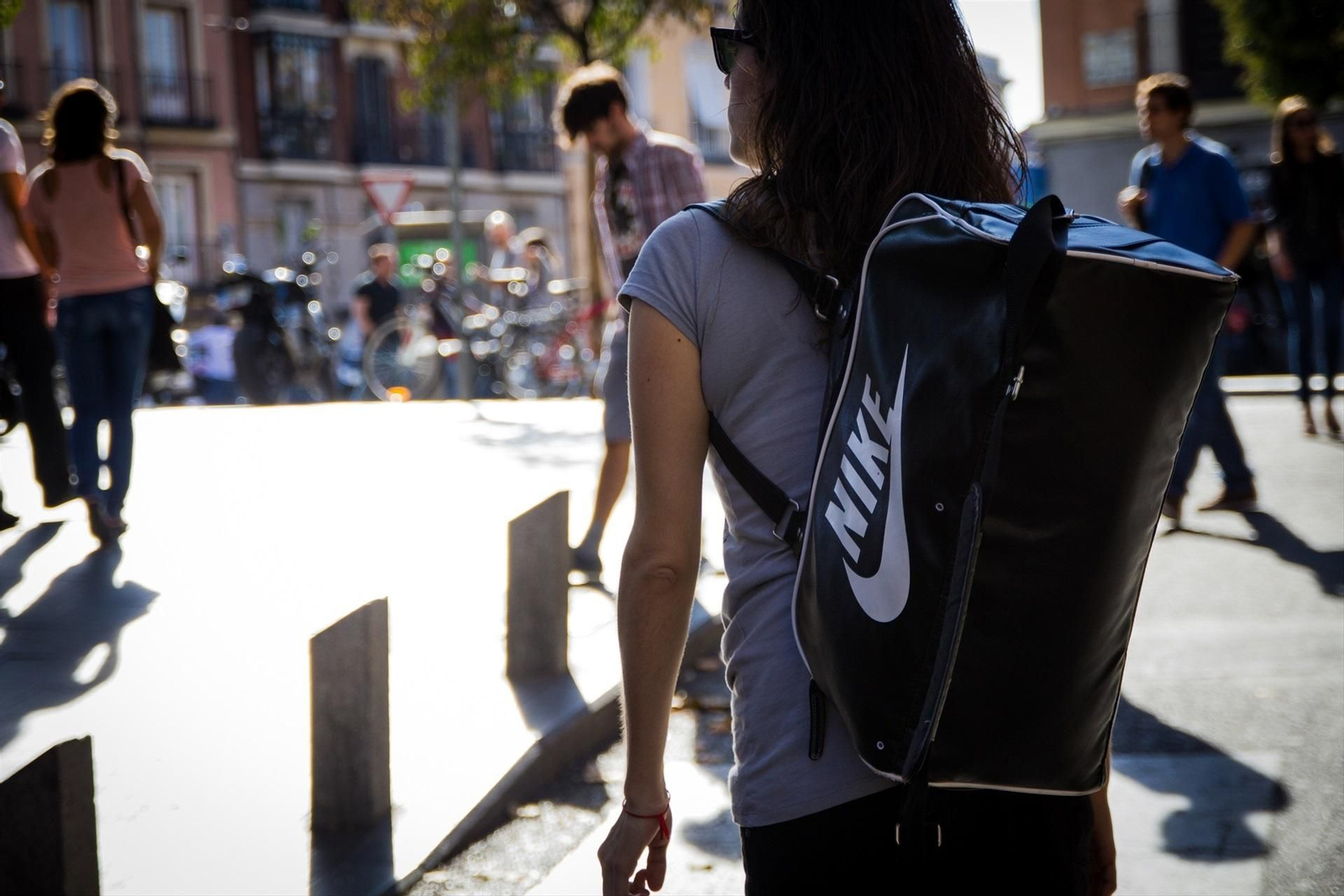 Jóvenes paseando por la calle