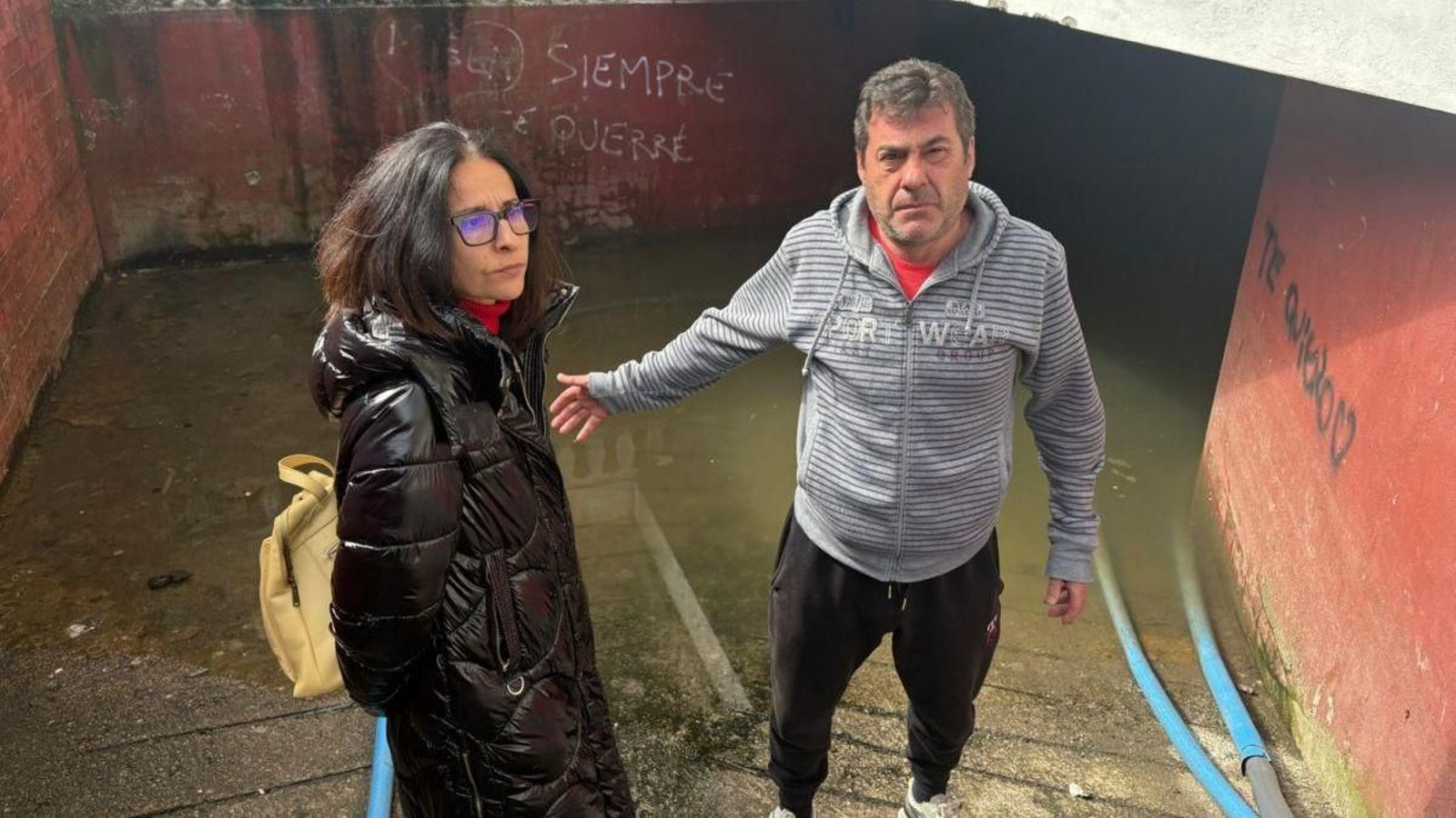 Fernando y Laura en los accesos al garaje de su edificio todavía inundado.