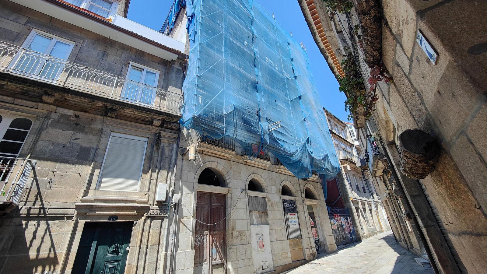 El edificio del número 8 de la rúa Real, con las obras en marcha para transformarse en un hotel.