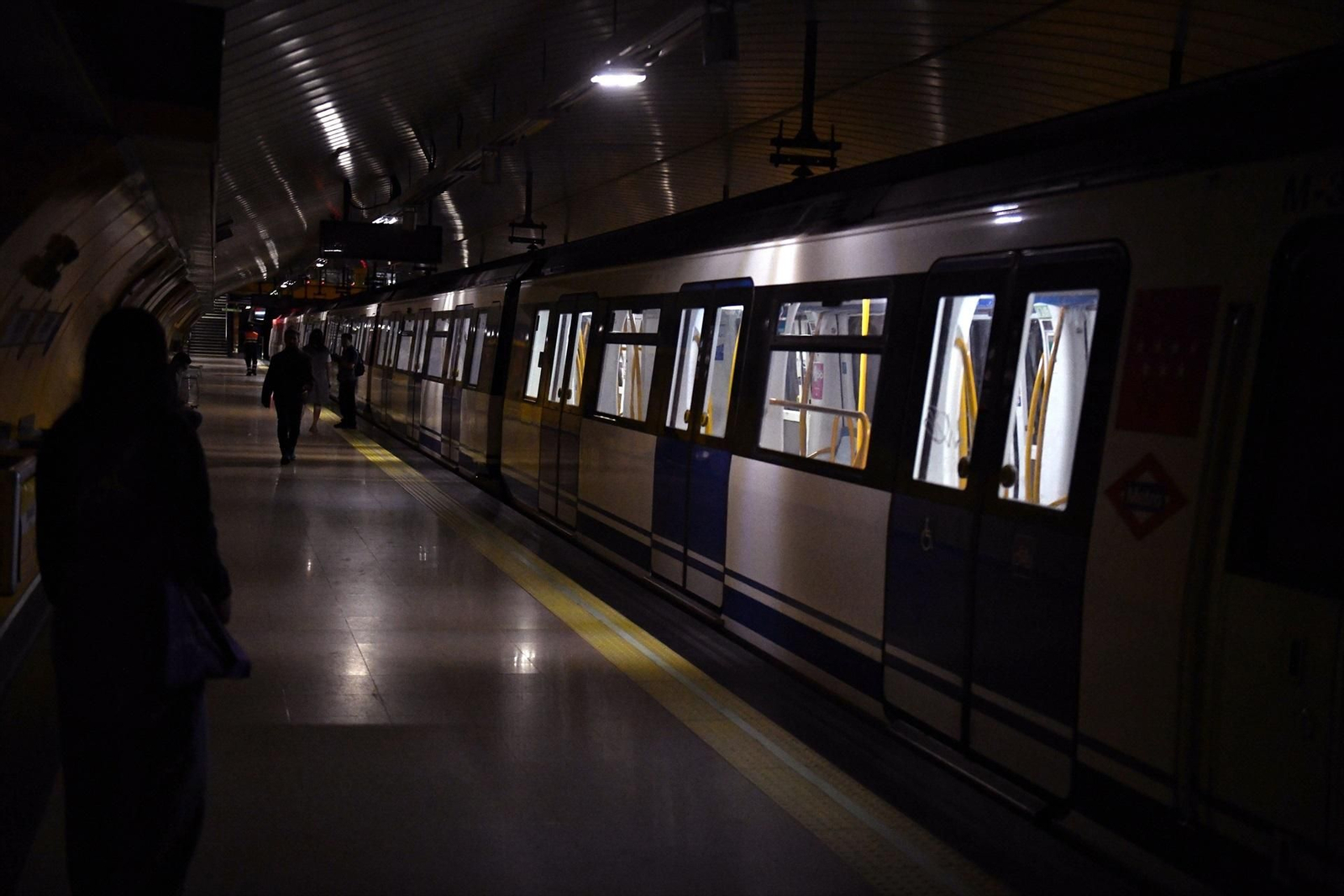 Interior del metro de Madrid, durante el apagón