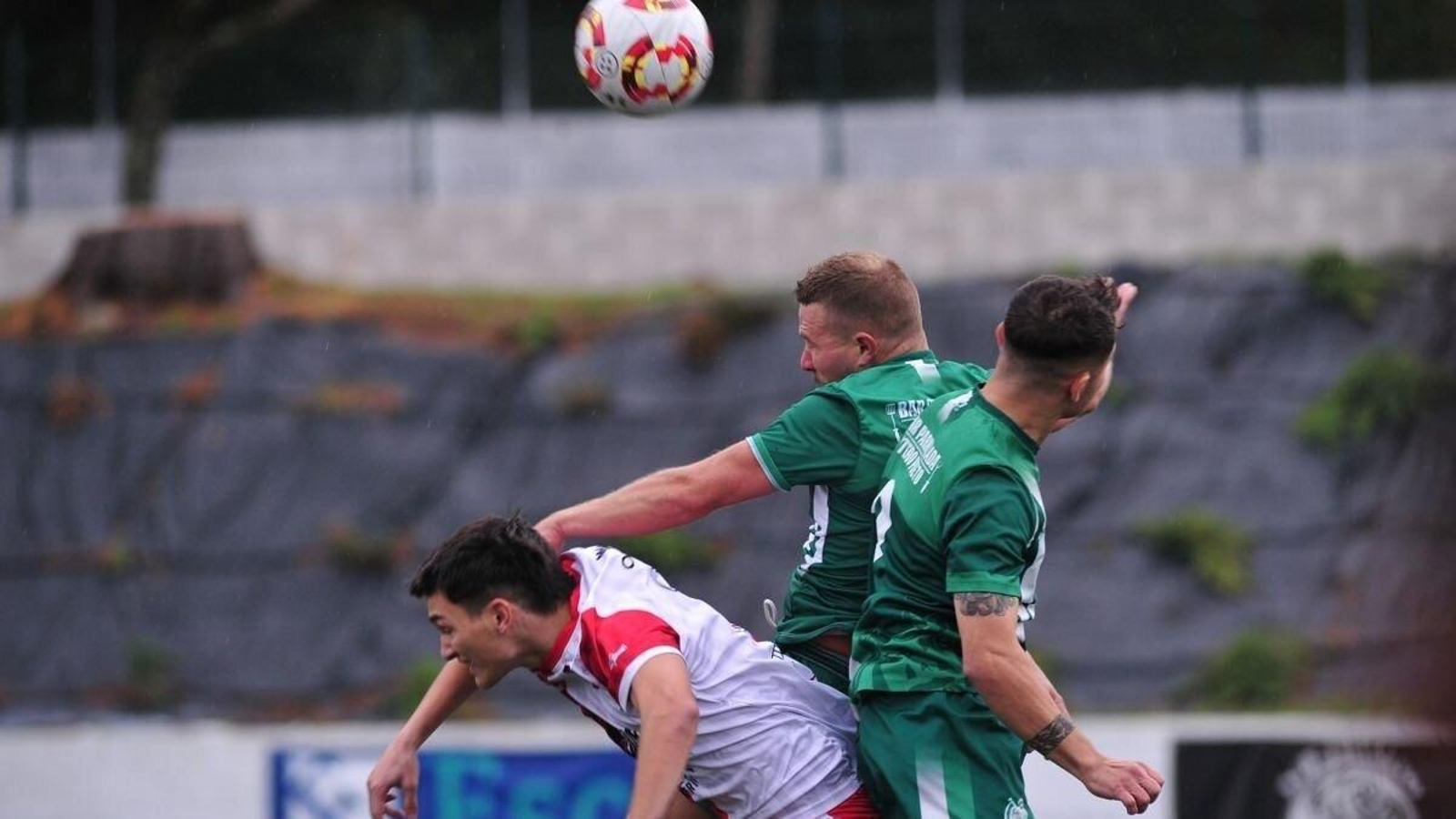 Miguel Codeso, del Muíños, despeja el balón de cabeza junto a su compañero Miguelín.