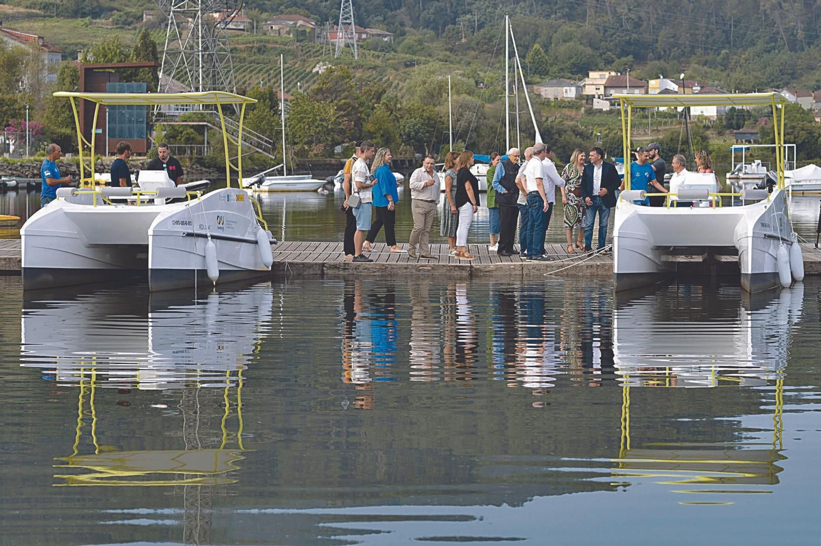 Los representantes institucionales navegaron en los ecobarcos por el embalse de Castrelo.