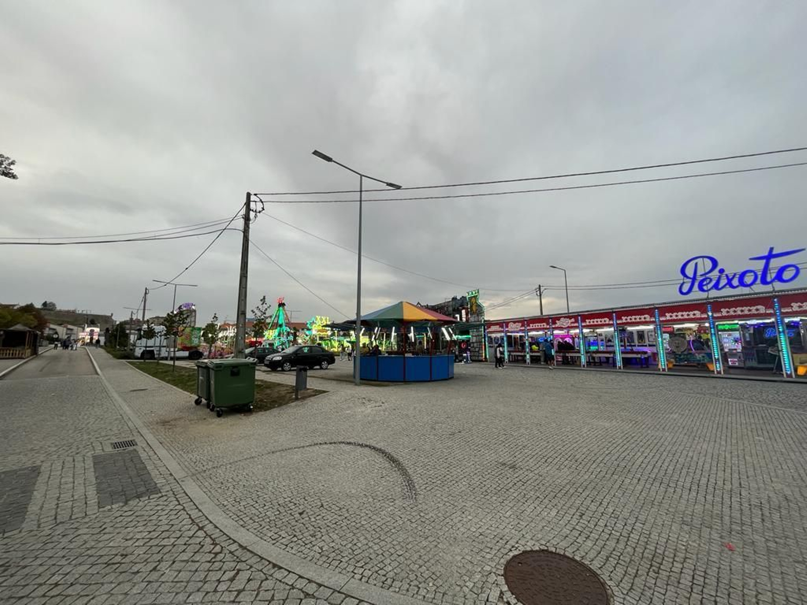 Los feriantes ubicaron sus "barracas" en Chaves. (Foto: C.C.).