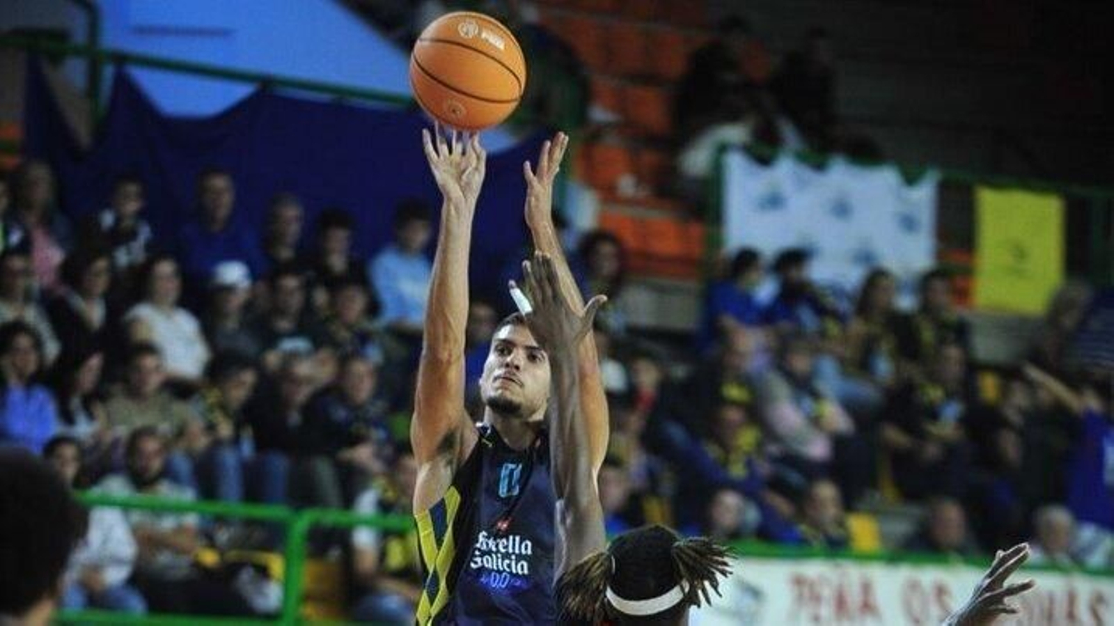 El alero del COB Diogo Brito lanza a canasta ante Kouadio.