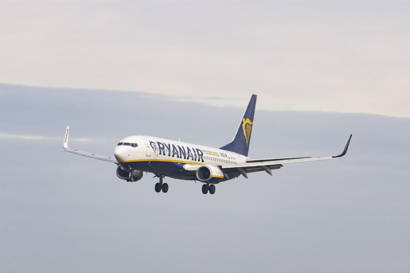 Un avión de Ryanair aterrizando en Eindhoven (Países Bajos)