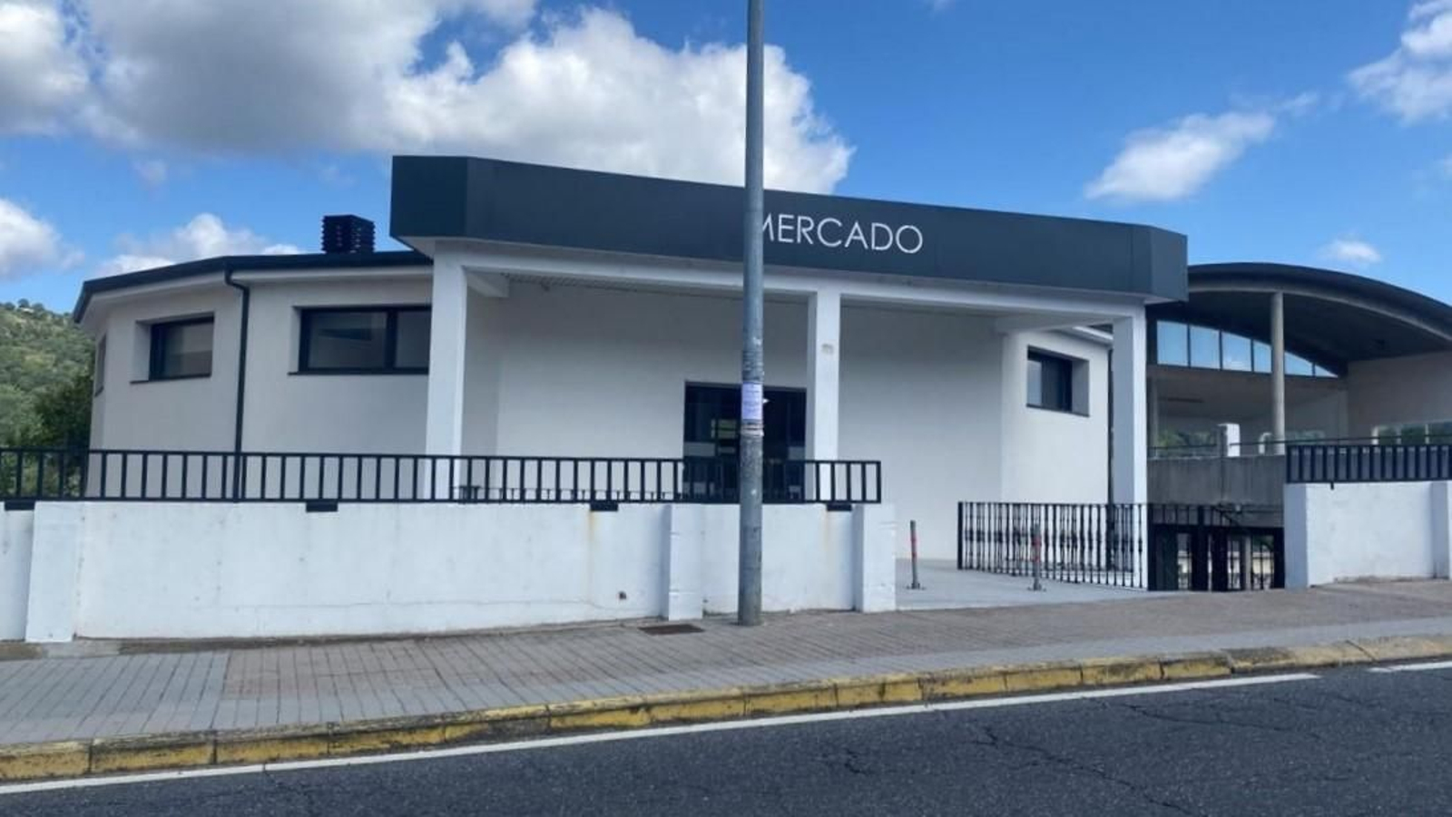 Estado actual del edificio de la Plaza de Abastos de Viana do Bolo.