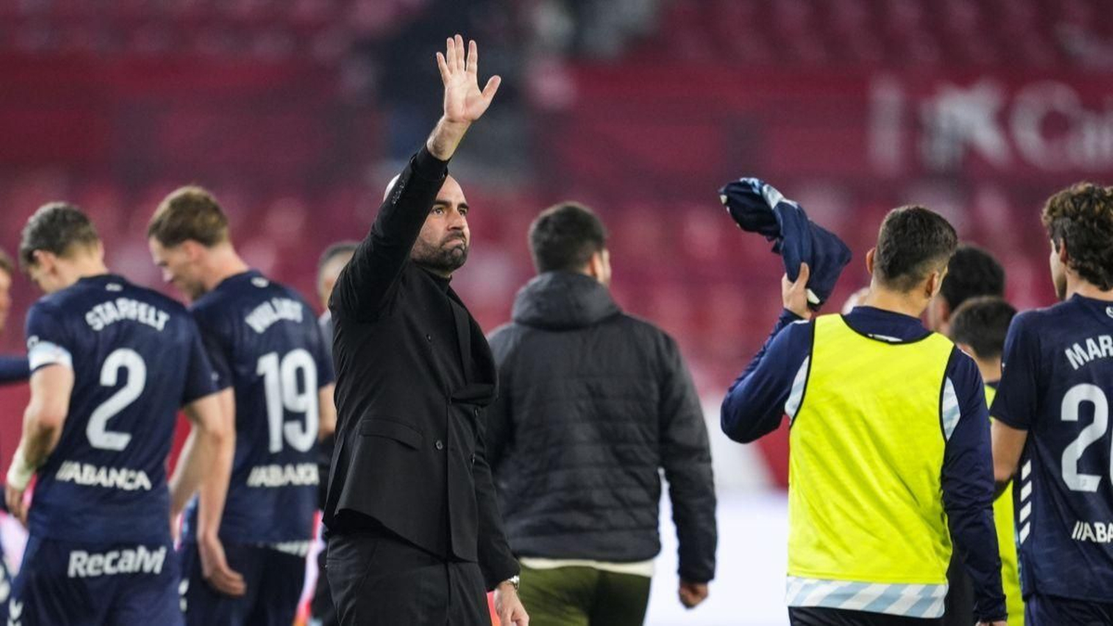 El técnico porriñés saluda a algunos de los aficionados célticos que ayer se acercaron al Sánchez Pizjuán.