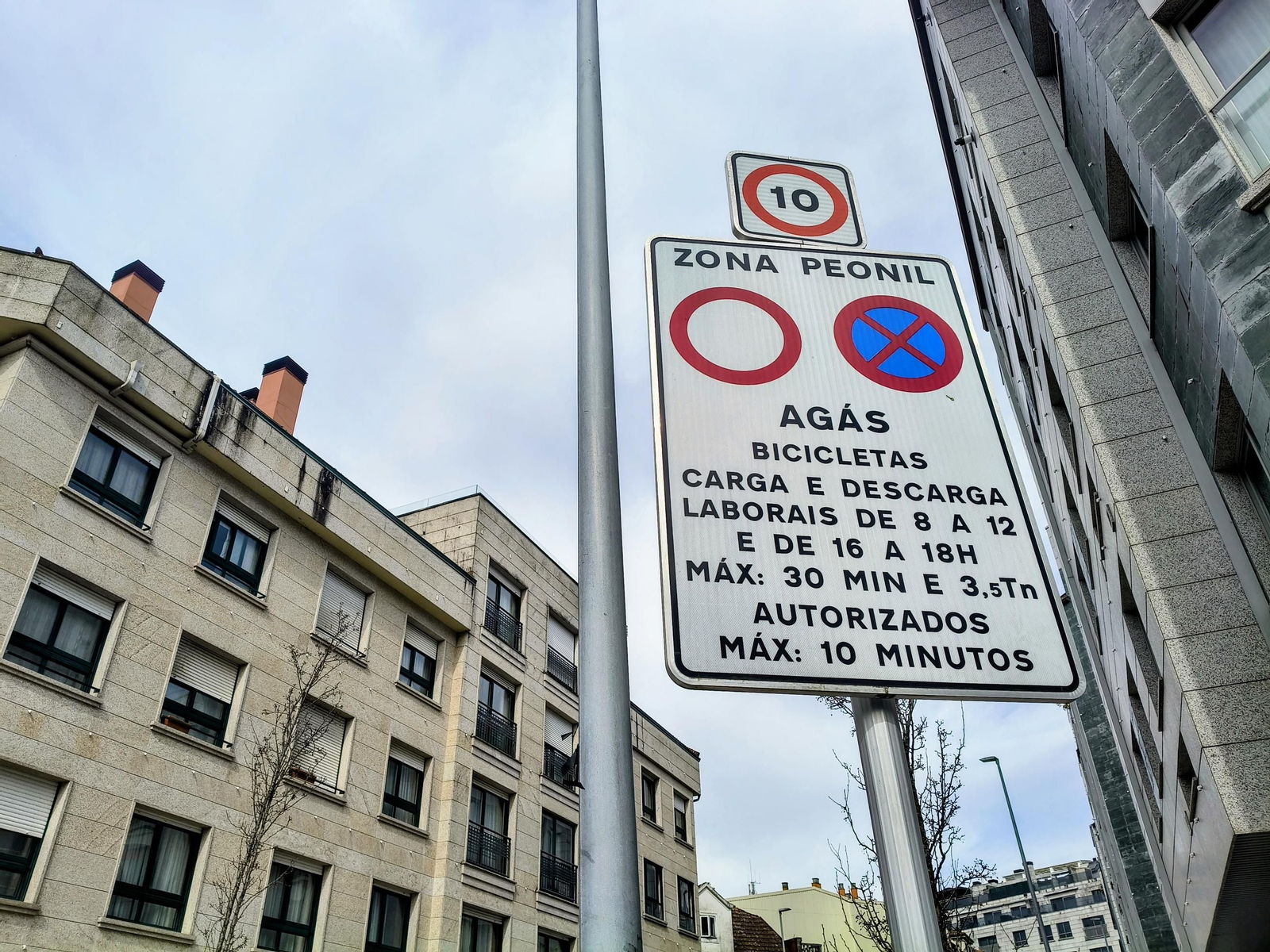 Una señal en el barrio de O Gorgullón, zona peatonal, que restringe el estacionamiento a vehículos.
