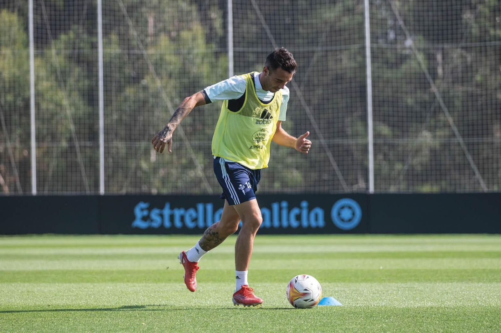 Iago Aspas golpea el balón durante el entrenamiento de ayer en la ciudad deportiva de Mos.