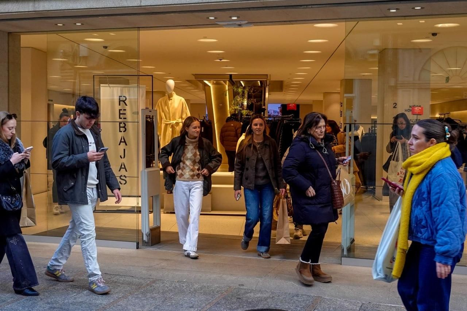 Galería | Los vigueses, con la tradición de las rebajas de enero