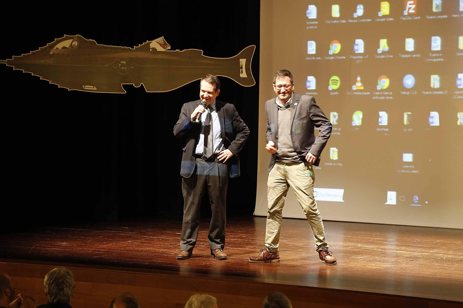 El alcalde Abel Caballero con el organizador del ciclo de Verne, Eduardo Rolland.