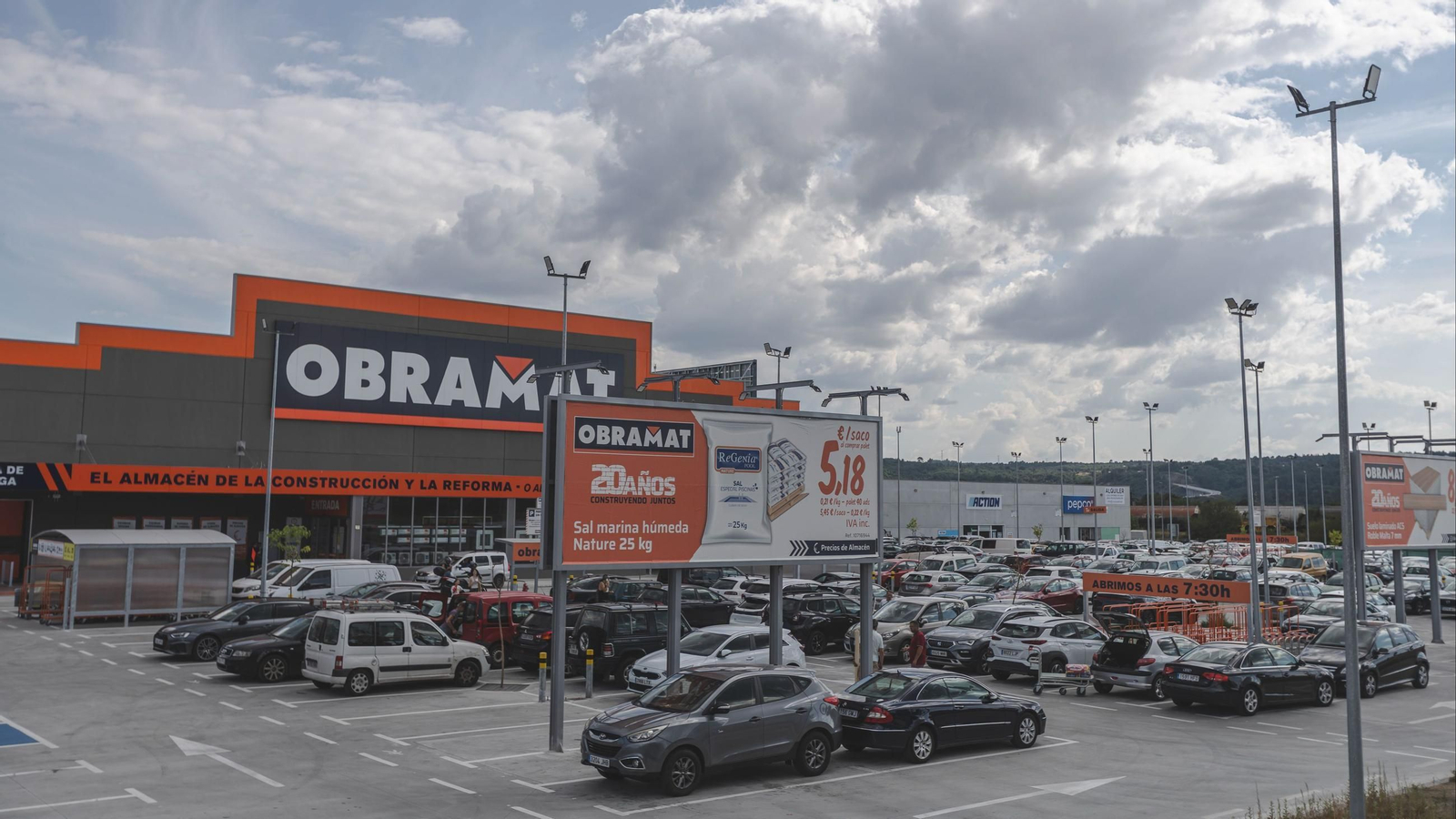 El área comercial del polígono de San Cibrao das Viñas.