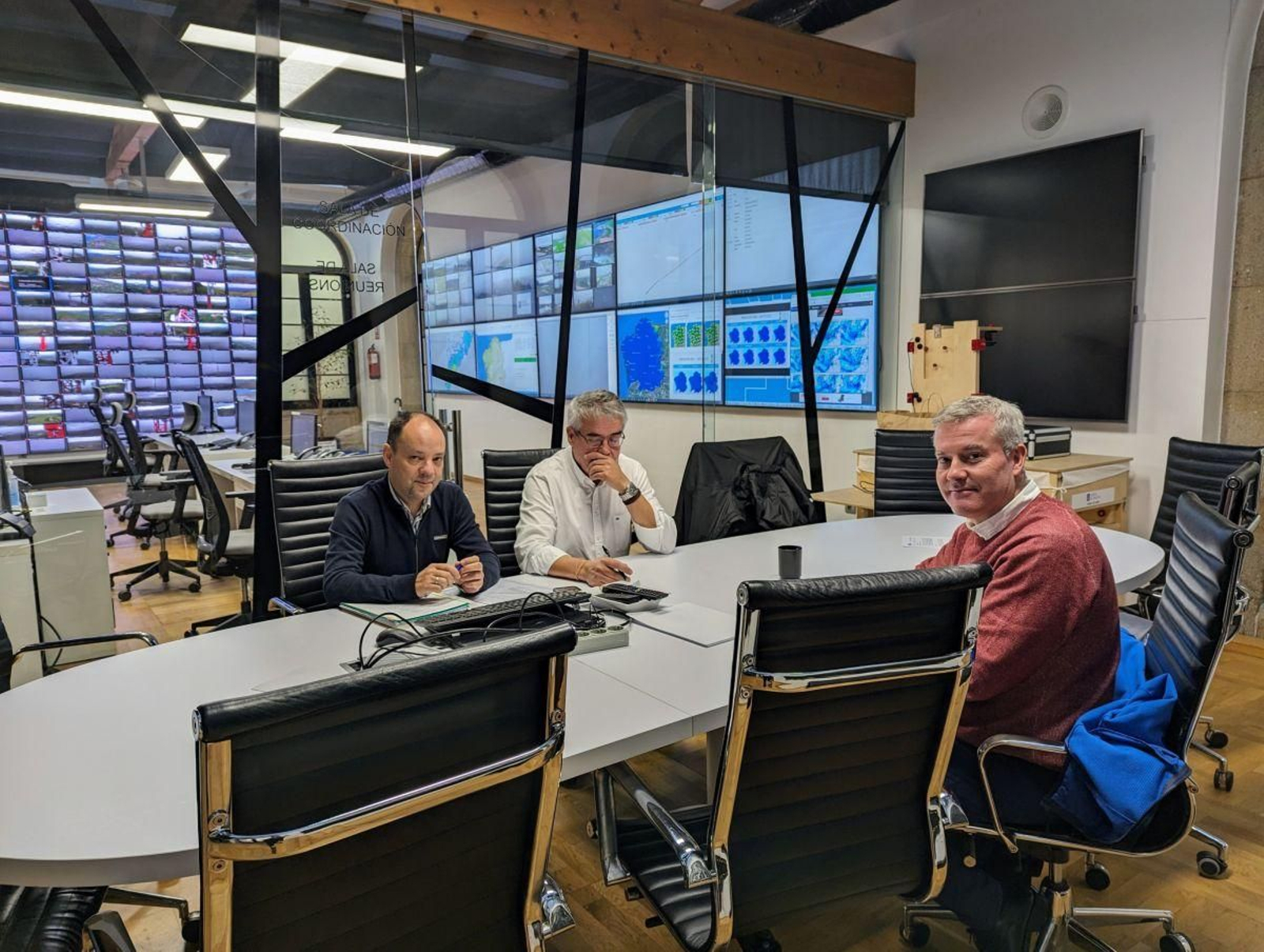 Luis Piña durante la reunión con el director xeral de Defensa do Monte, en Santiago de Compostela.