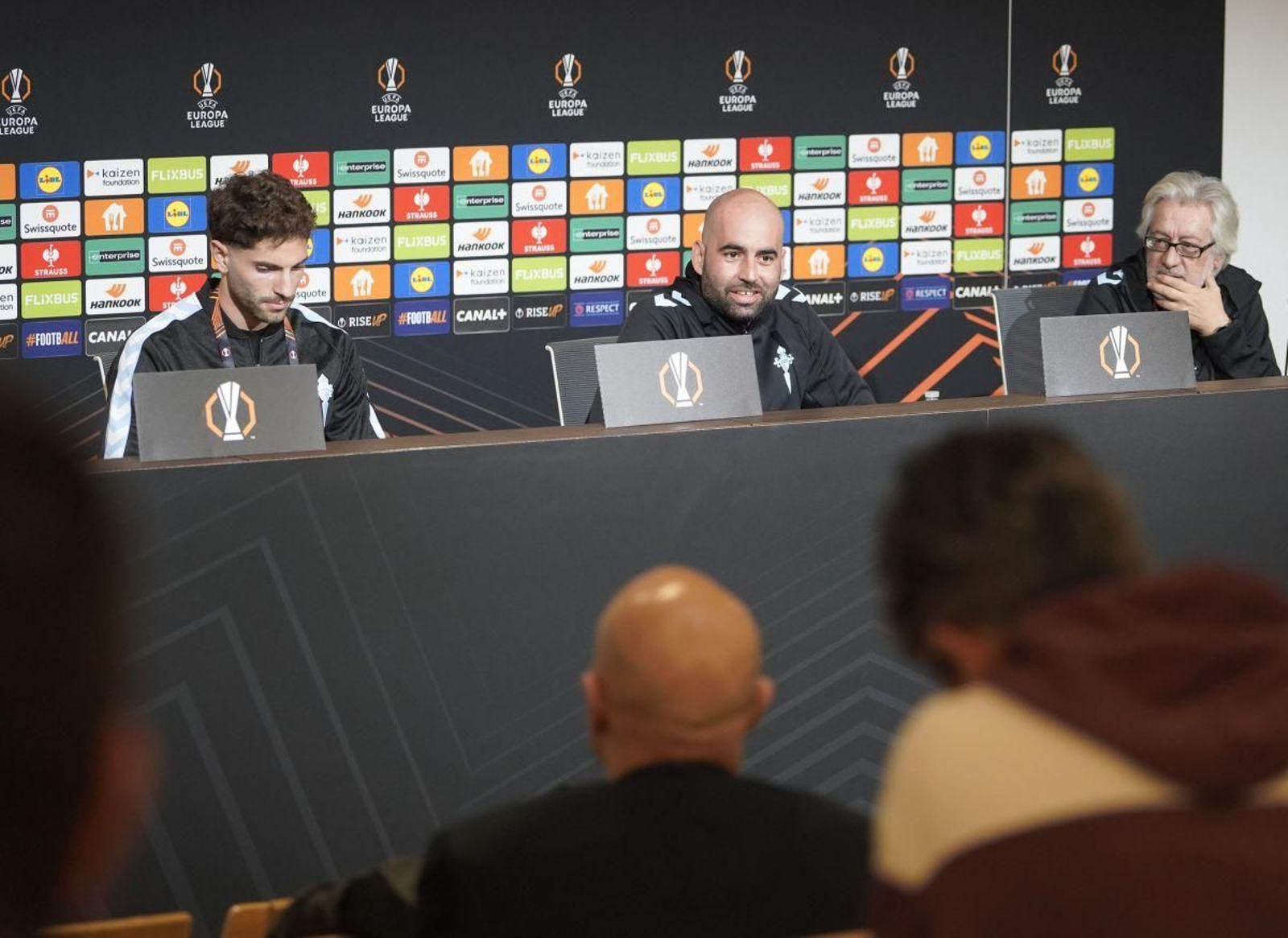 Javi Rueda acompañó ayer a Claudio Giráldez en la rueda de prensa del Groupama Stadium.