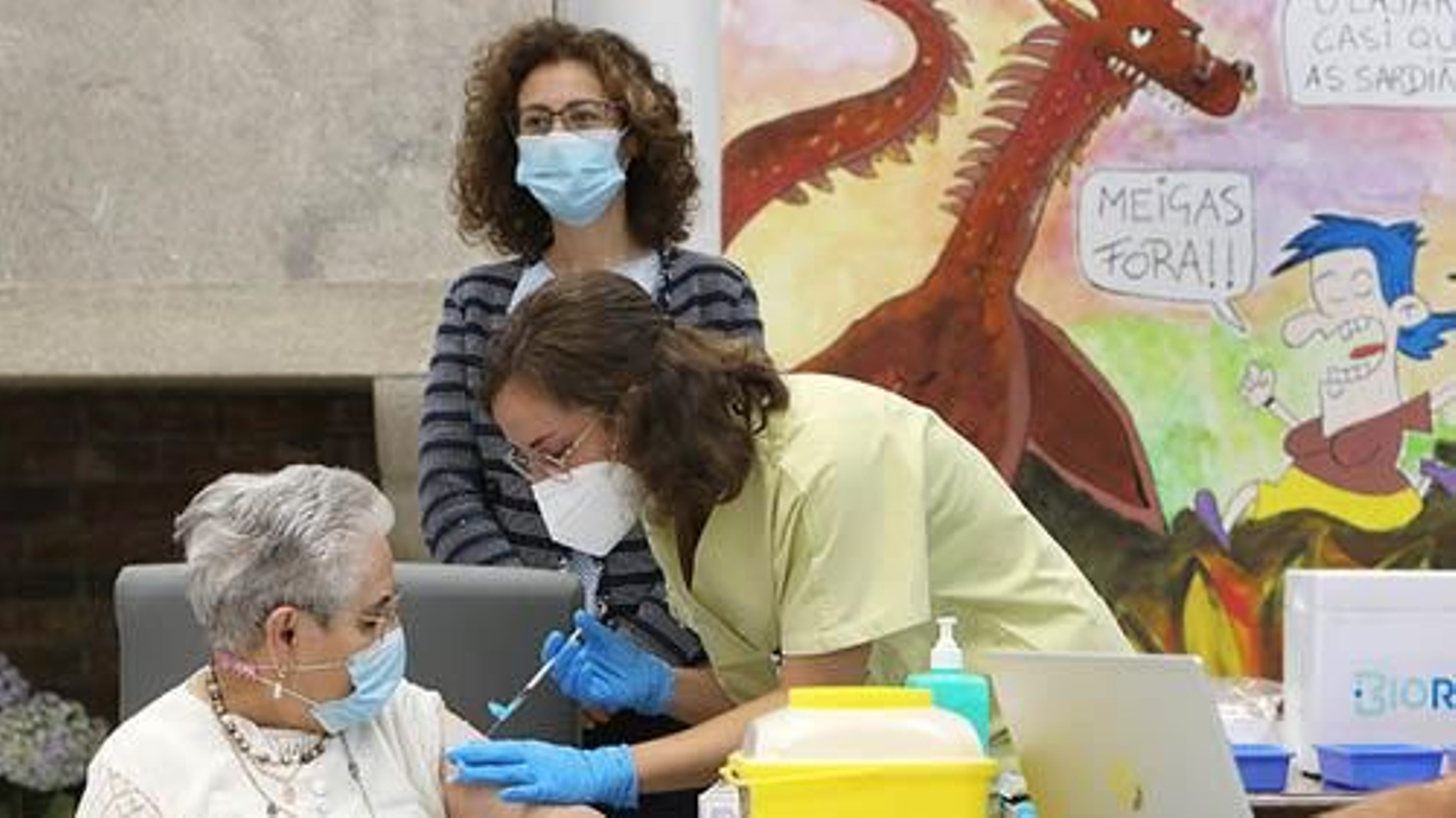 Nieves Cabo, primera trivacunada.