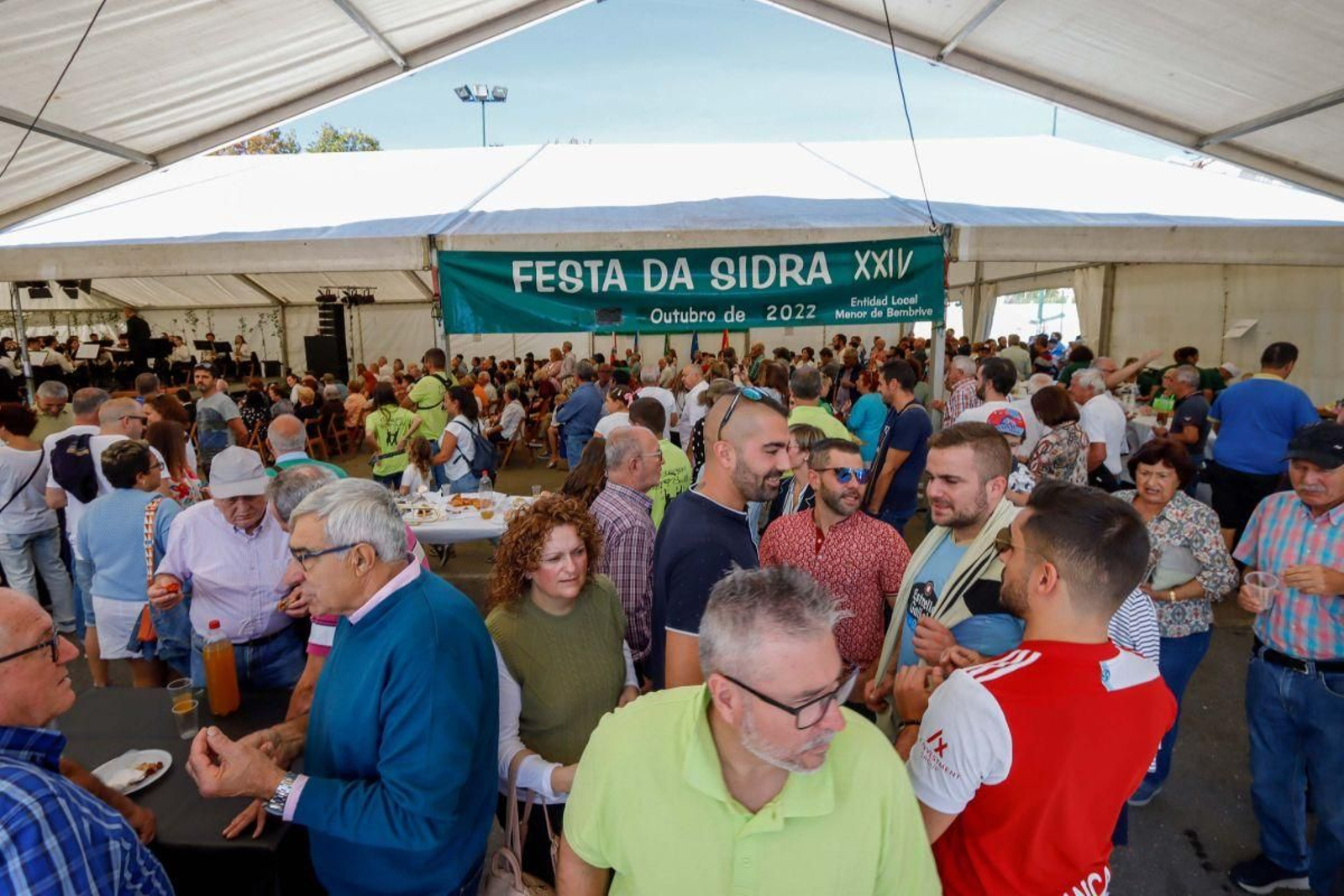 Los asistentes pudieron probar la sidra elaborada en Bembrive tanto en el propio recinto como comprar botellas y cajas para llevar.