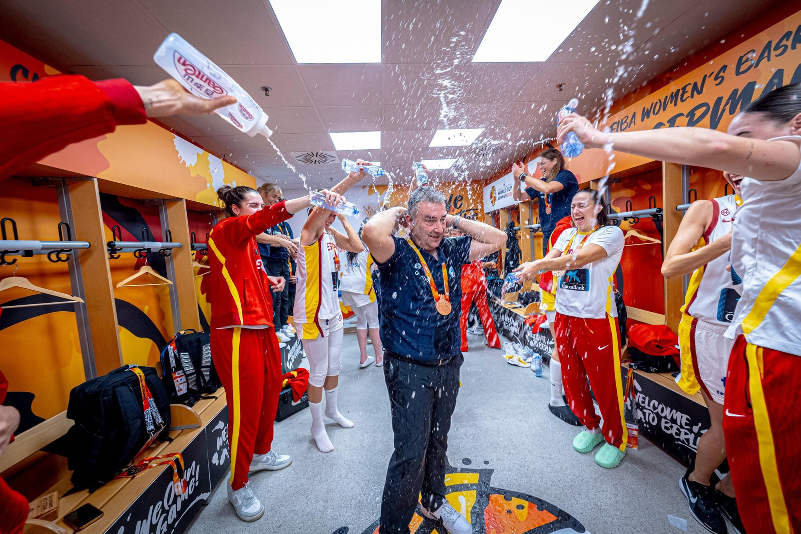 El técnico vigués Miguel Méndez recibe un baño de agua de sus jugadoras tras conquistar la medalla de bronce en el Mundial disputado en Berlín.