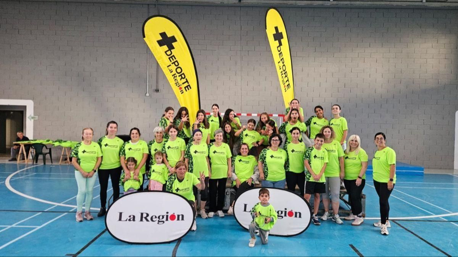Participantes en la sesión de zumba de La Región en O Castro de Caldelas.