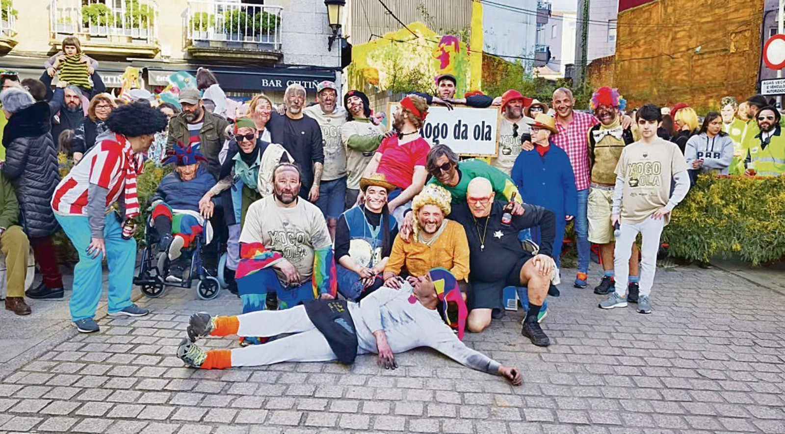 O Porriño se llenó de color y alegría en uno de los mayores Entroidos de su historia con récord de comparsas en el desfile.