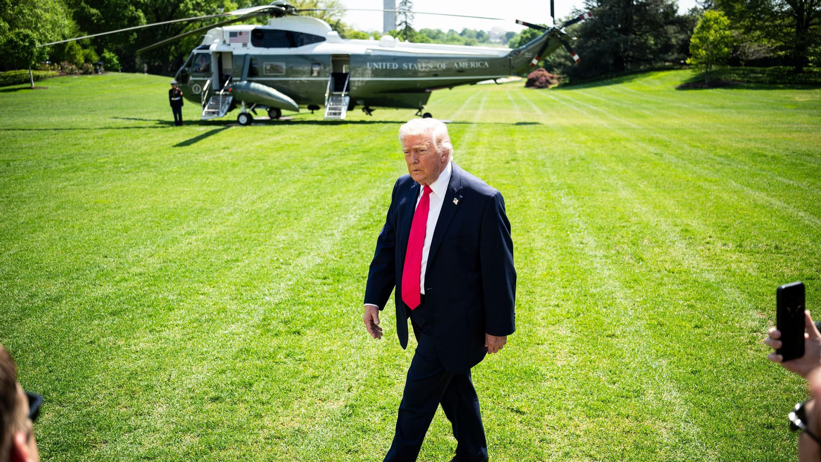 El presidente de los Estados Unidos, Donald J. Trump, camina por el jardín sur de la Casa Blanca antes de partir en el helicóptero Marine One, en Washington, D.C.