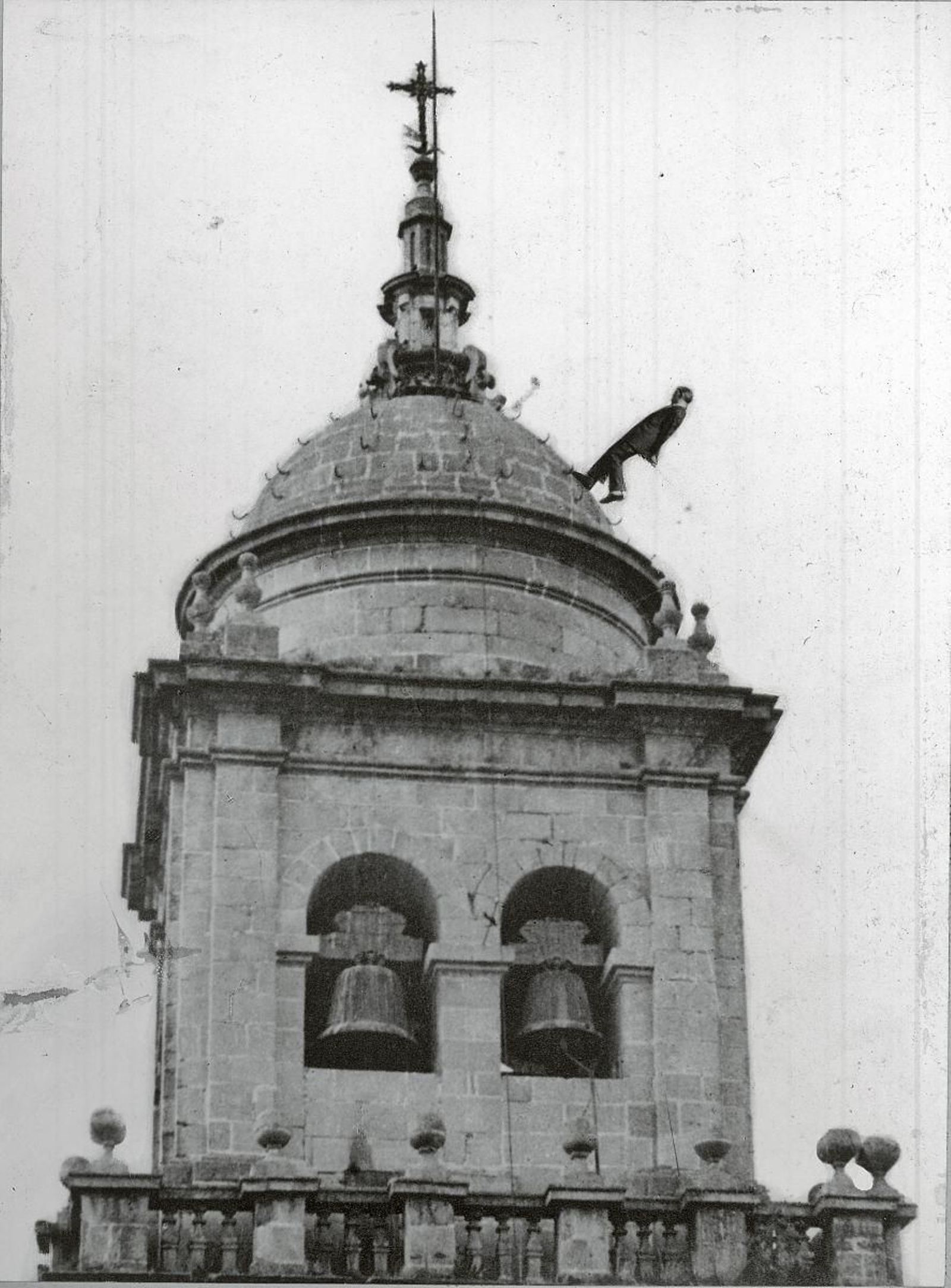 El 28 de diciembre de 1960 se anunciaba en La Región que a la una de la tarde el conocido “hombre araña” subiría andando por la fachada de la Catedral hasta la cúpula. Habría premio para quien descubriera como diablos lo hacía.