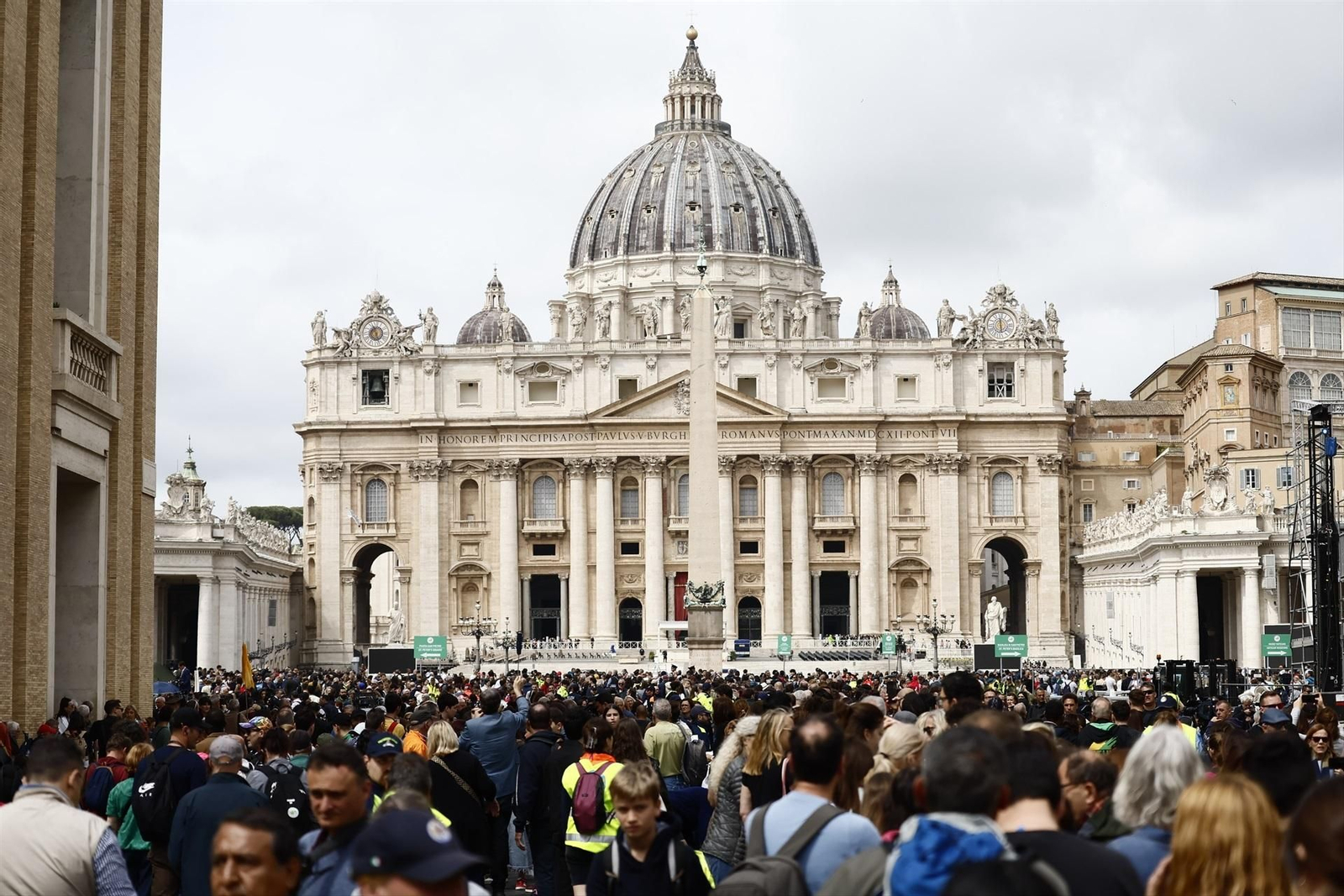 Fila de fieles desde la Via della Conciliazione para dar el último homenaje al féretro del Papa Francisco en la Basílica de San Pedro Ciudad del Vaticano