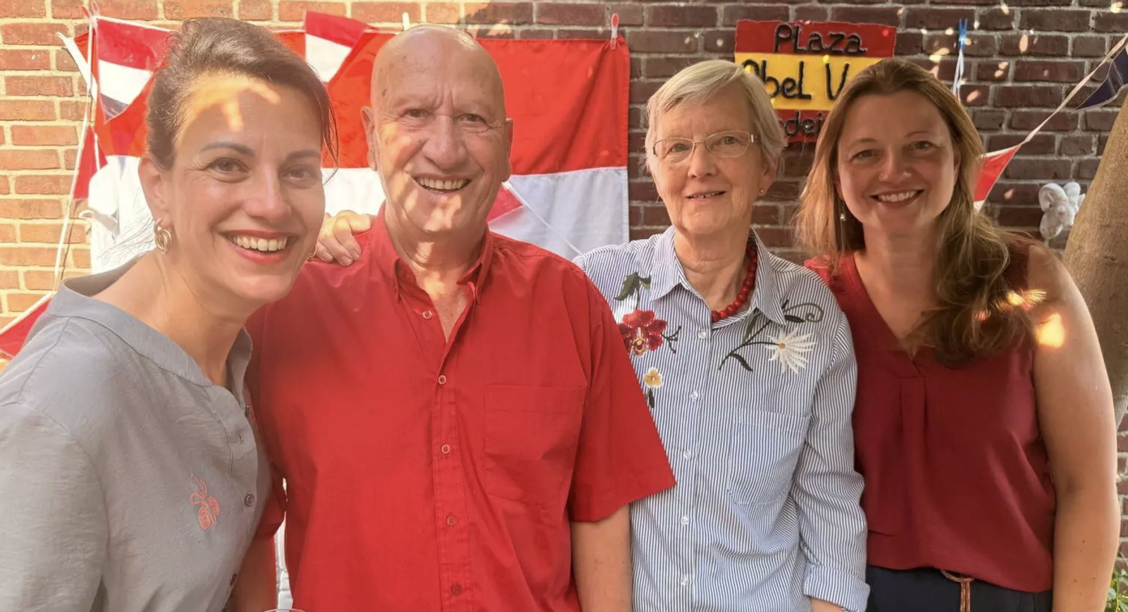 Abel, junto a su esposa e hijas