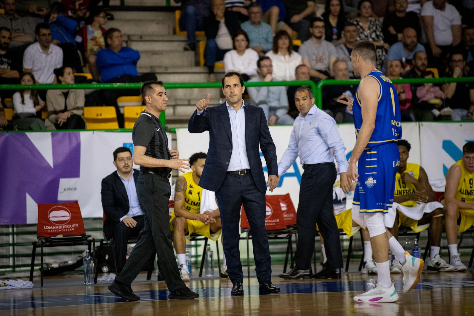 Instrucciones desde el banquillo del COB. (ÓSCAR PINAL)