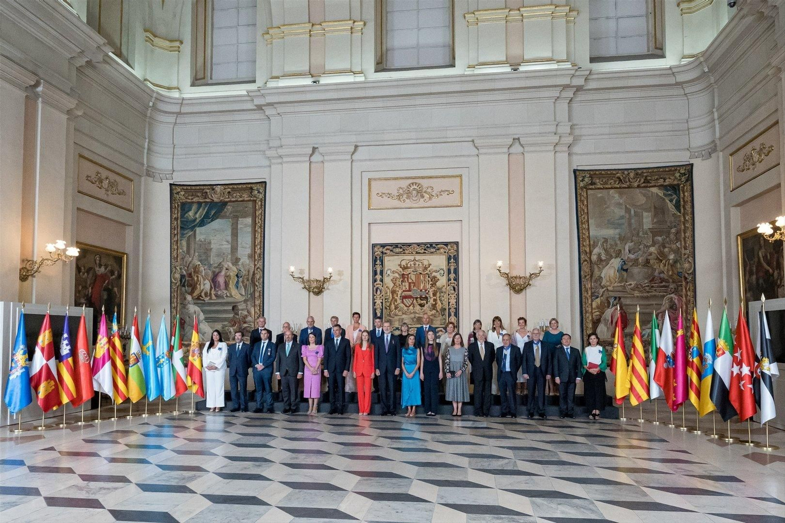 Foto de familia con los civiles condecorados.