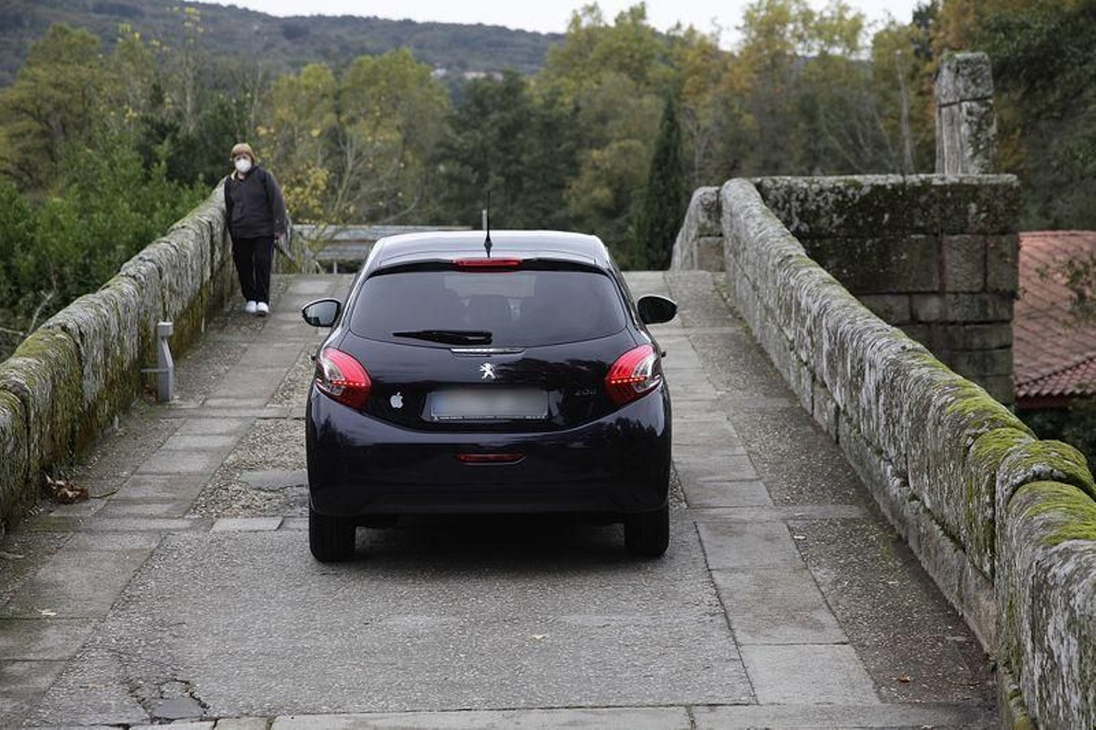 Coches y peatones comparten espacio en el puente románico de Vilanova, en Allariz (MIGUEL ÁNGEL).