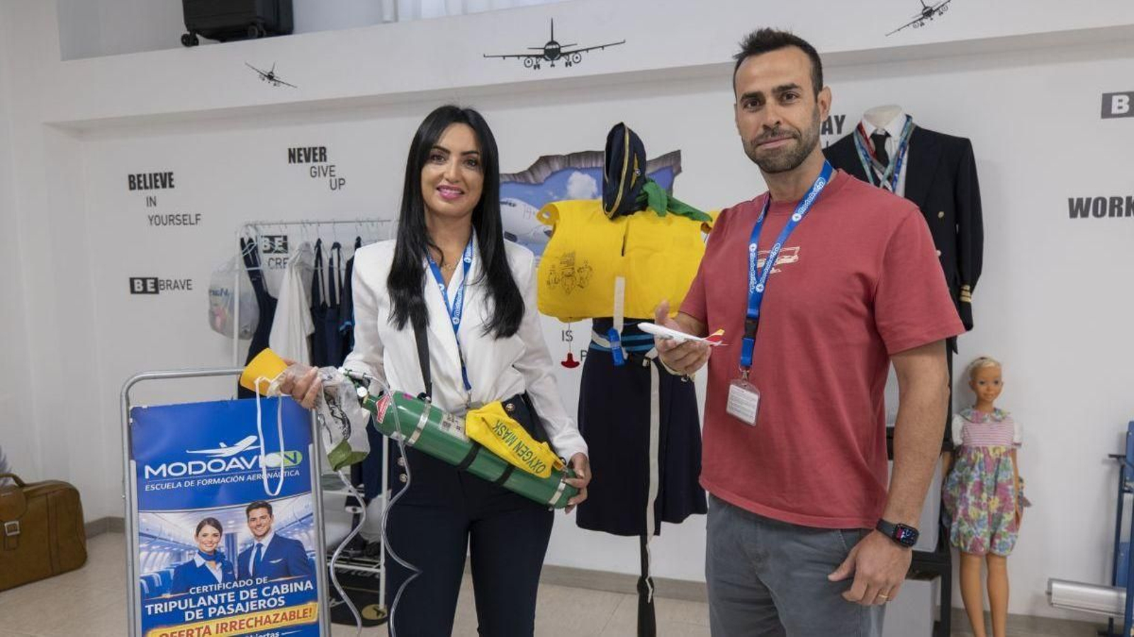 Eva Decabo y Moisés García, de la escuela aeronáutica Modo Avión.