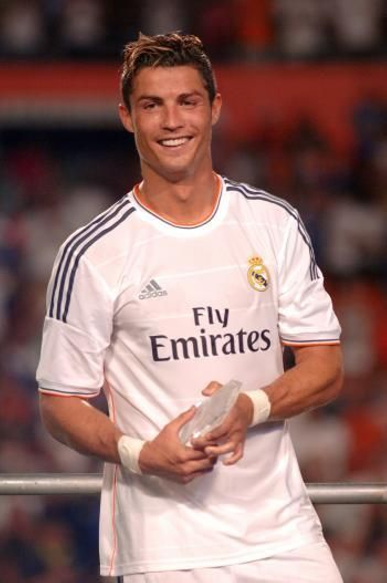 Cristiano Ronaldo posa con su trofeo de MVP  del partido. (Foto: EFE )