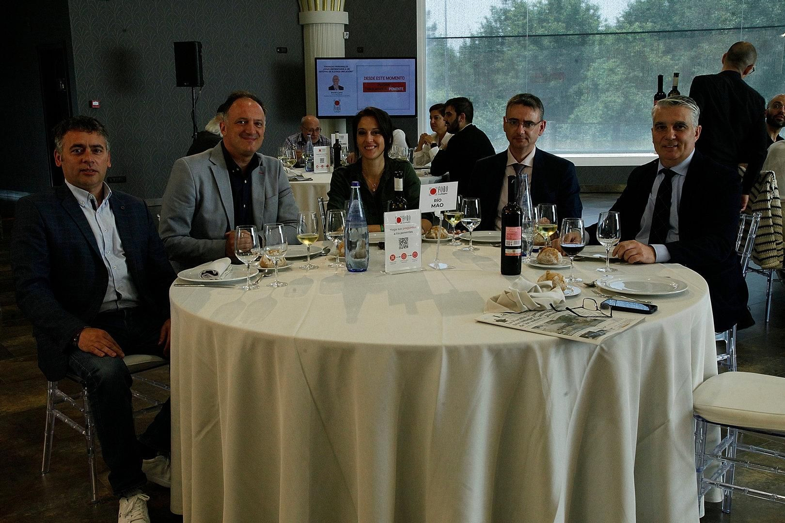 MESA RÍO MAO. Avelino Pazos, alcalde de Castrelo de Miño; Juan Santamaría, secretario del Colegio de Economistas de Ourense; Goretti Iglesias, directora comercial de Oca Hotels; Ramón Gayoso, del Banco Sabadell en Ourense, y Miguel Viso, parlamentario autonómico del PP.