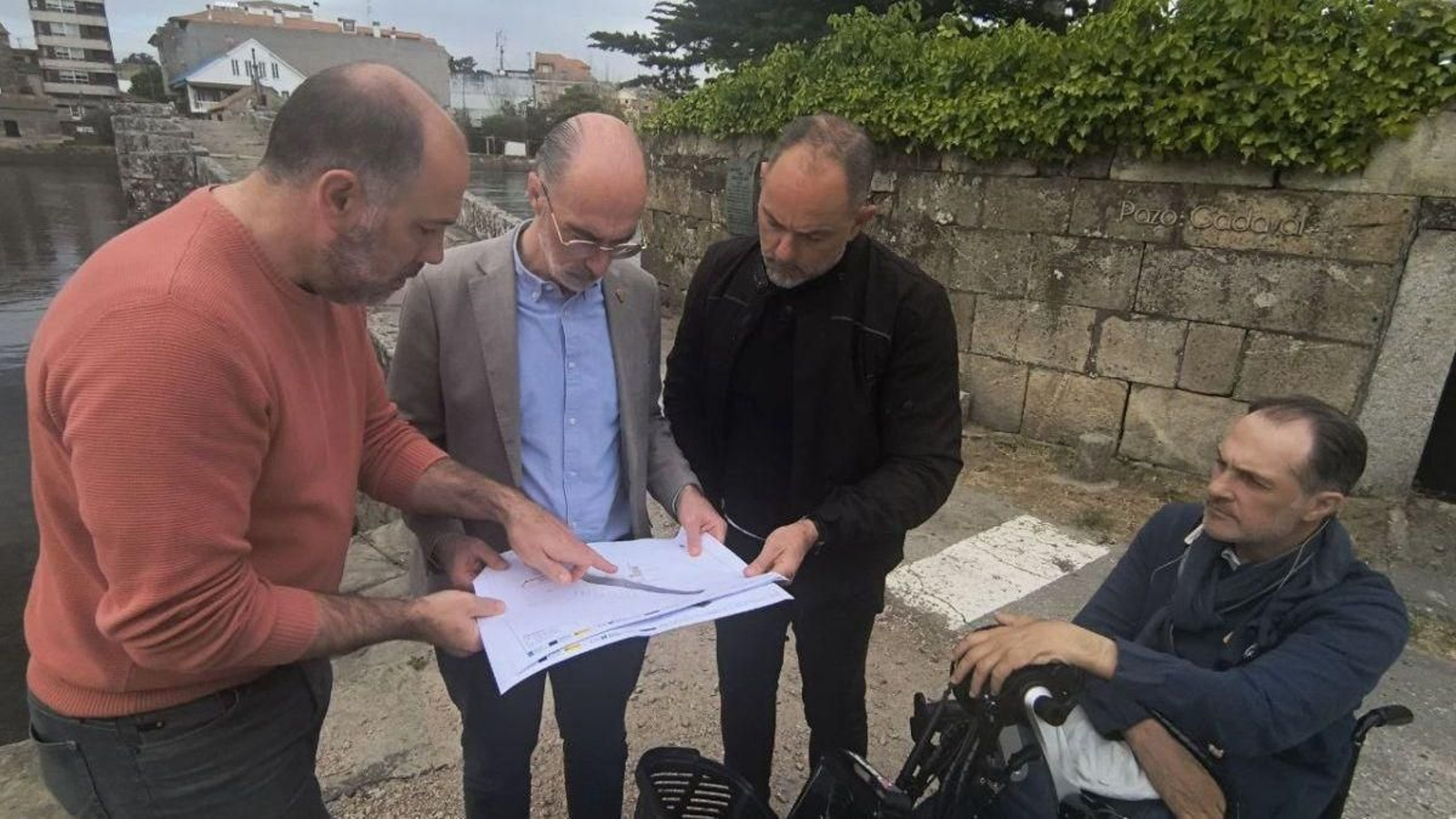 El alcalde y parte de su equipo visitaron la zona que será intervenida.