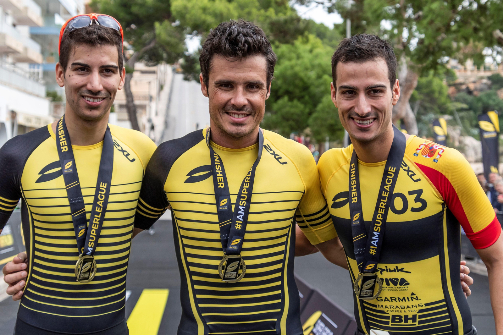 Javier Gómez Noya (c), con los hermanos Mola, Lucas y Mario.