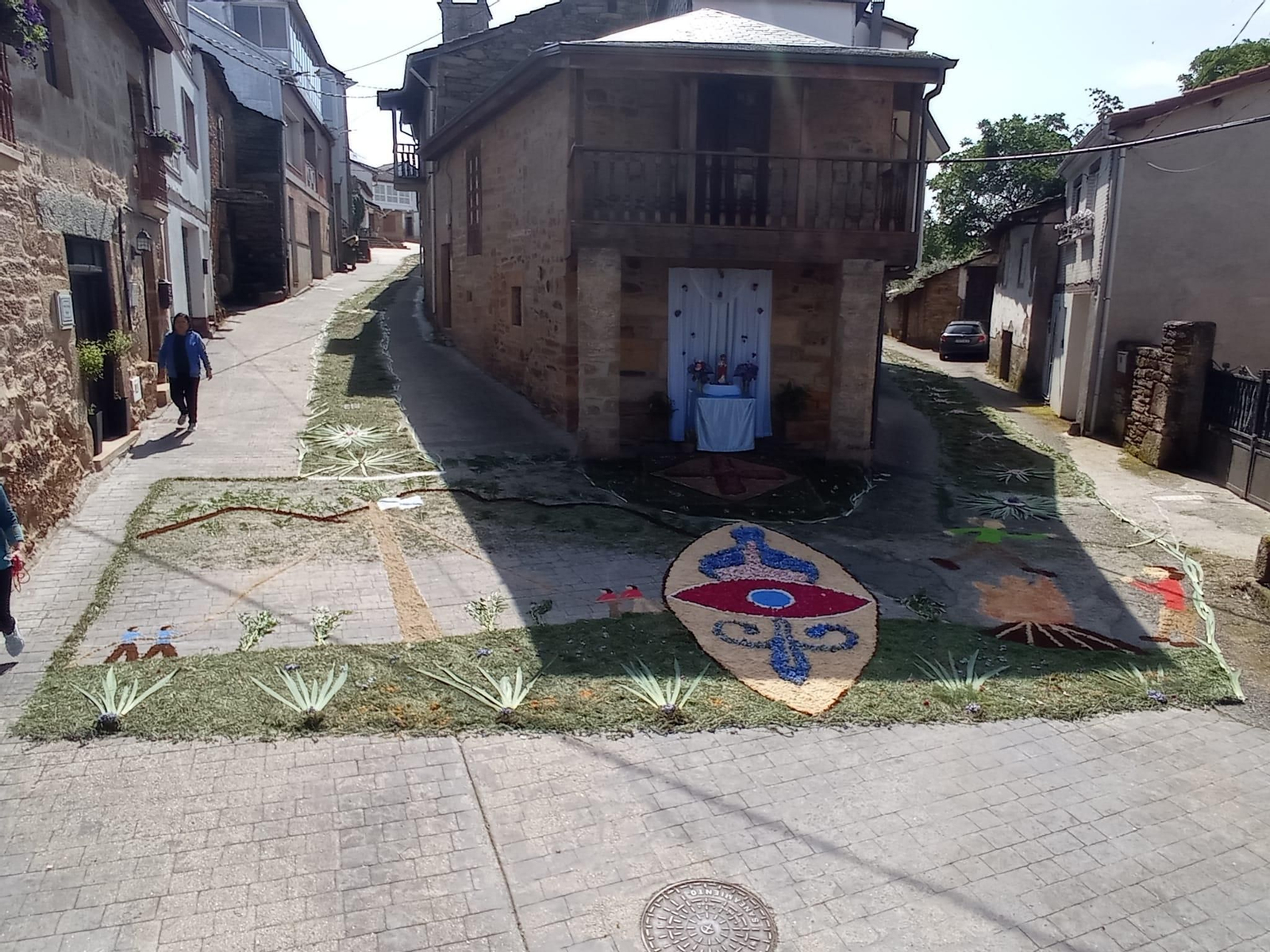 Las calles del centro de Laza se decoraron con cariño y gran detalle para este Corpus Christi.
