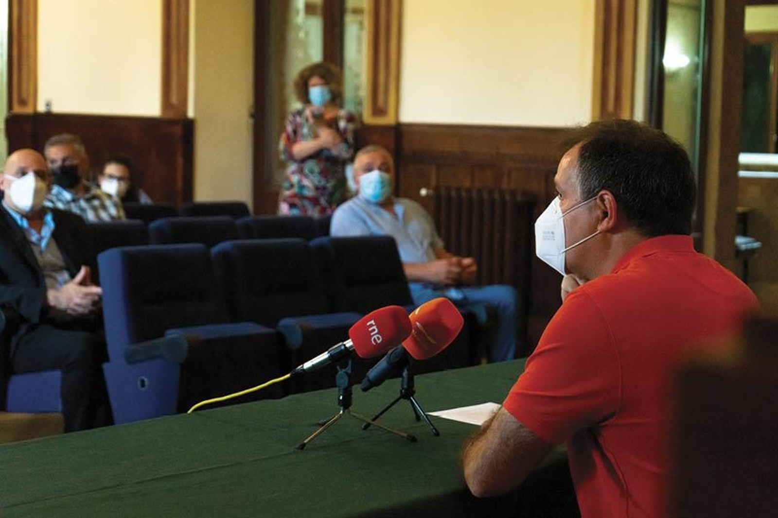 Reunión de Pro Campus con los representantes políticos, ayer en el Liceo. (FOTO: MIGUEL GARCÍA)