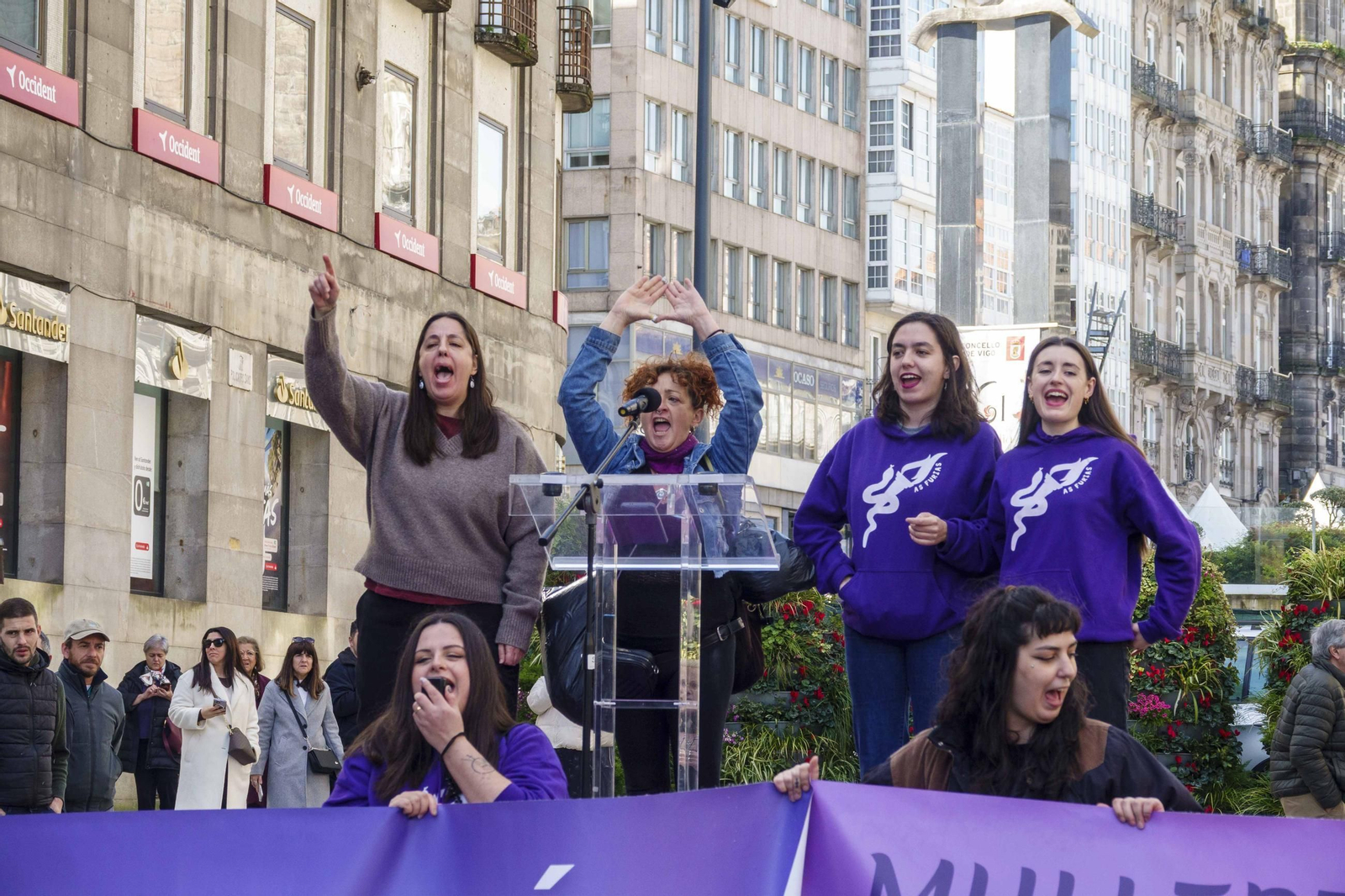 Galería | Las calles de Vigo se pintan de morado por el Día Internacional de la Mujer