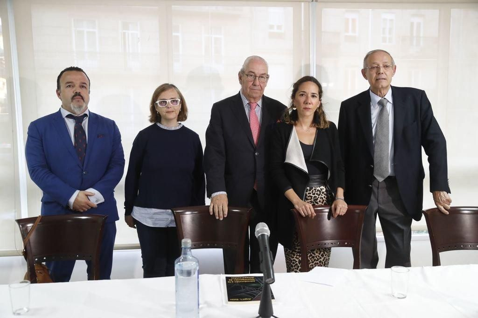 Galán (primero por la derecha) junto a  Rosa Fernández y el resto de participantes en la presentación