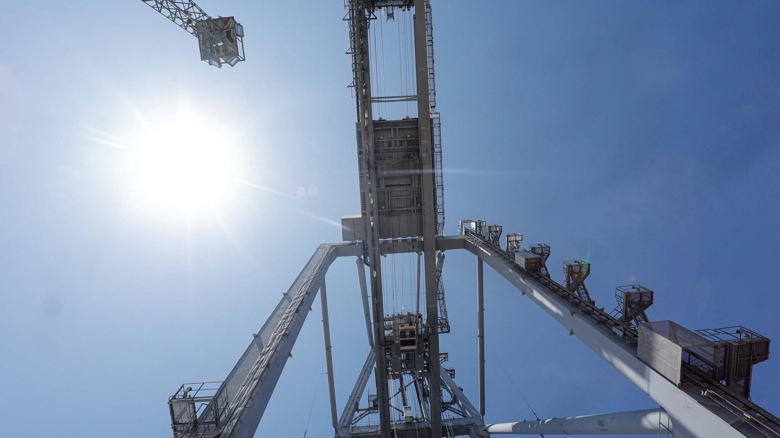 Galería | Una supergrúa de 110 metros se instala en Guixar