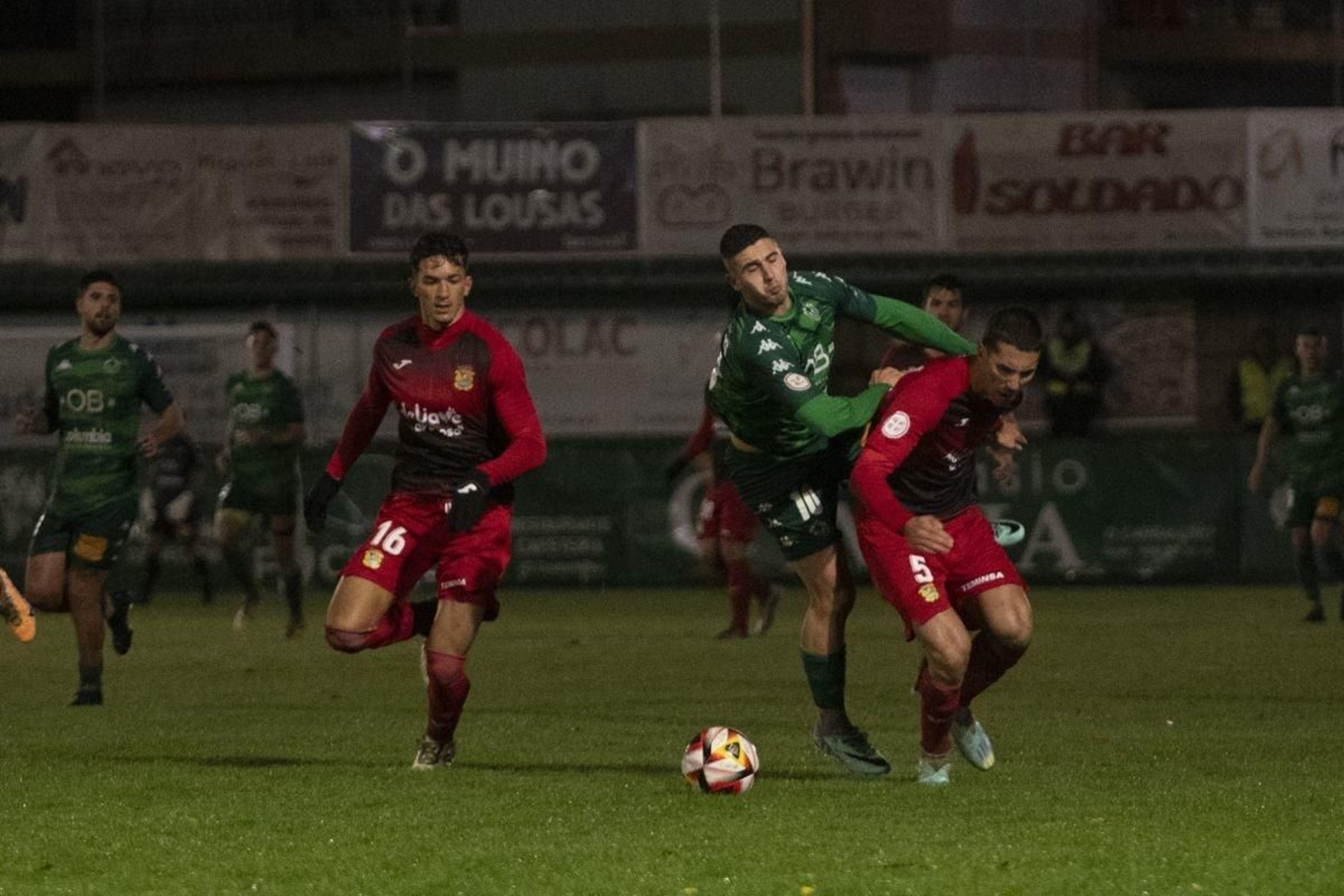 Marquitos, mediapunta del Arenteiro, ante Manu Lama, defensa del Fuenlabrada, en Espiñedo.