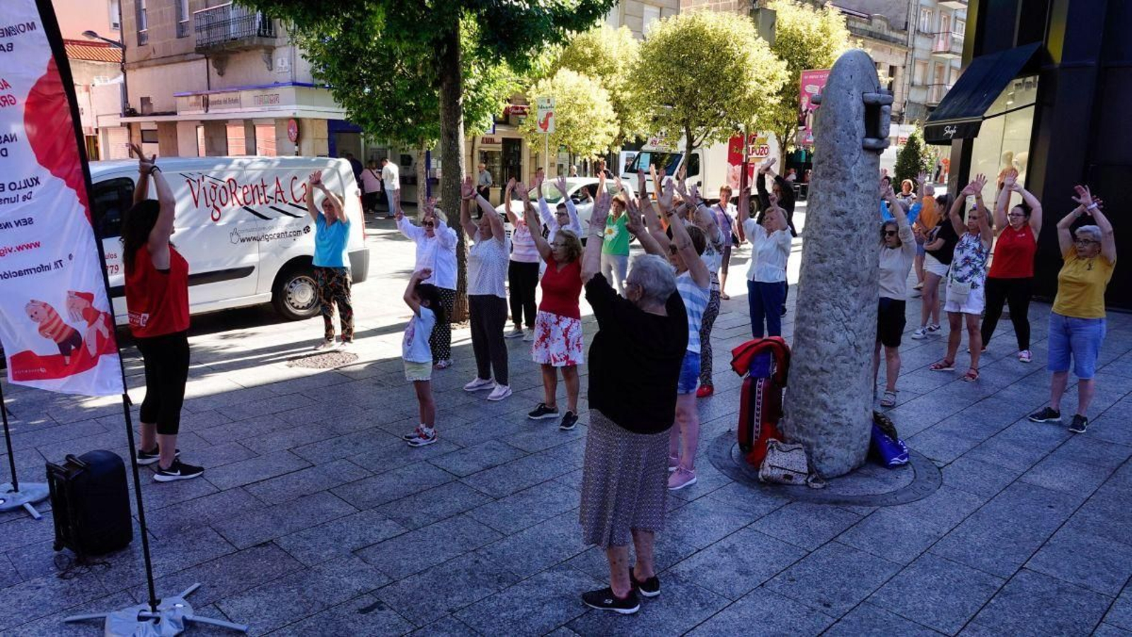 Varias personas de todas las edades disfrutan de la entretenida iniciativa celebrada en frente del mercado de Calvario.