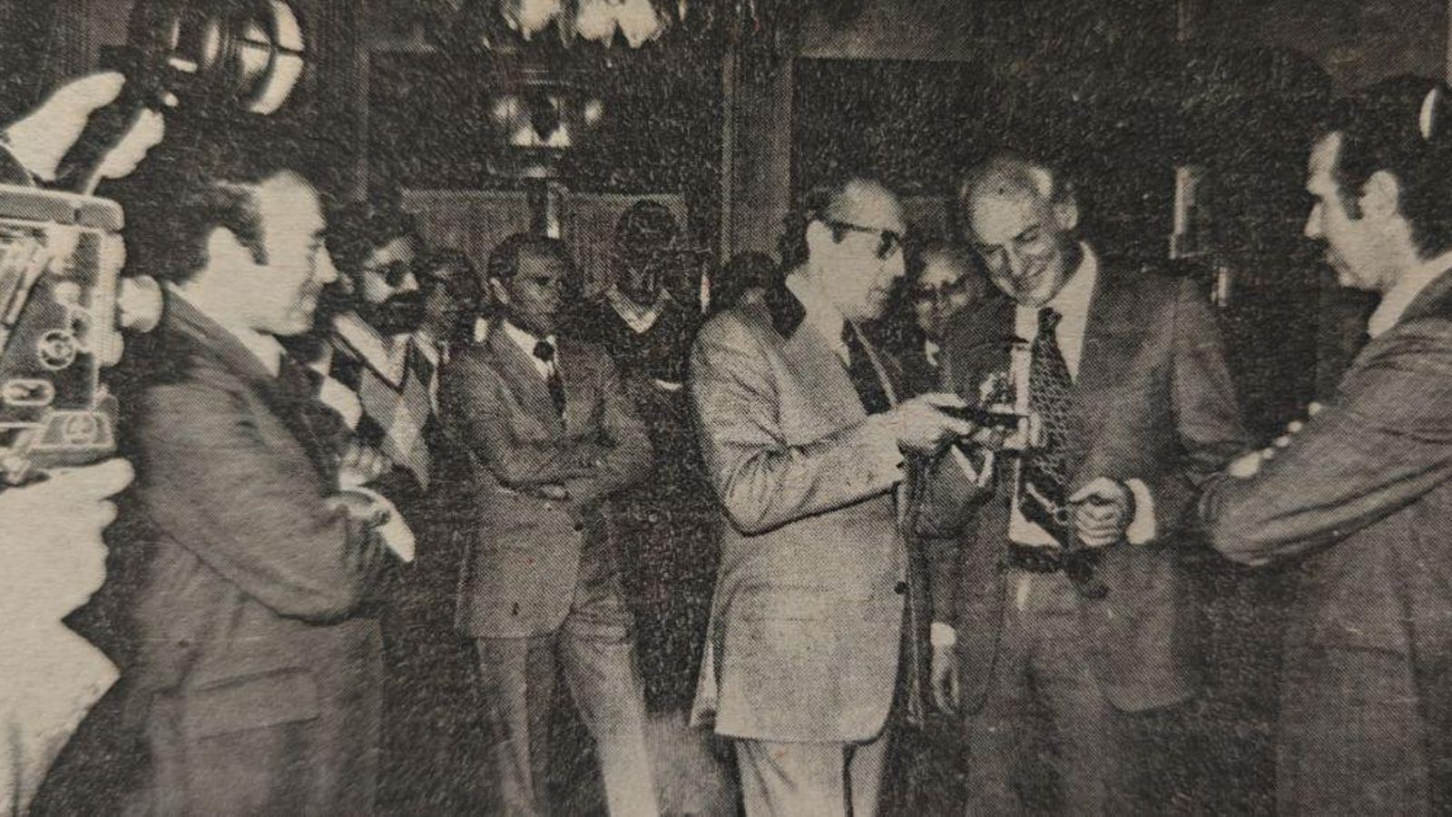 El profesor Marchetti recibe el obsequio de manos del alcalde de Orense.