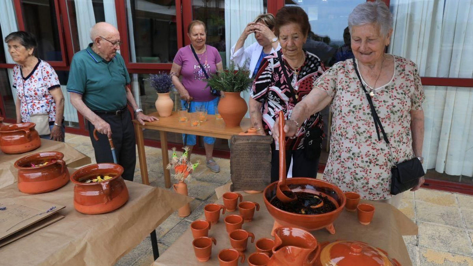 Preparando la queimada y las “herbas de San Xoán”.