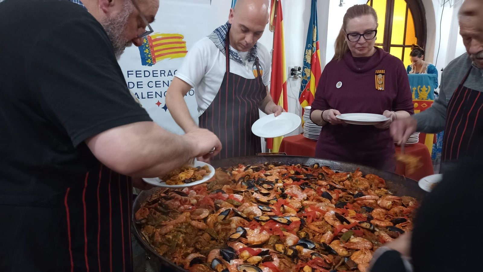 Los participantes disfrutaron de una paellla