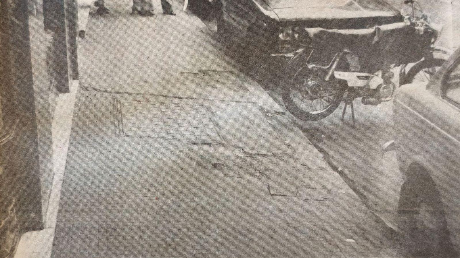 Acera descascarillada y peligroso agujero en la calle Calvo Sotelo.