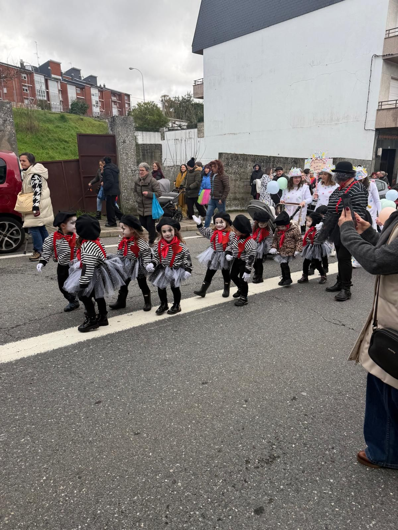 Galería | Los niños llenan de color las calles de Viana do Bolo por el Día de Comadres y Compadres