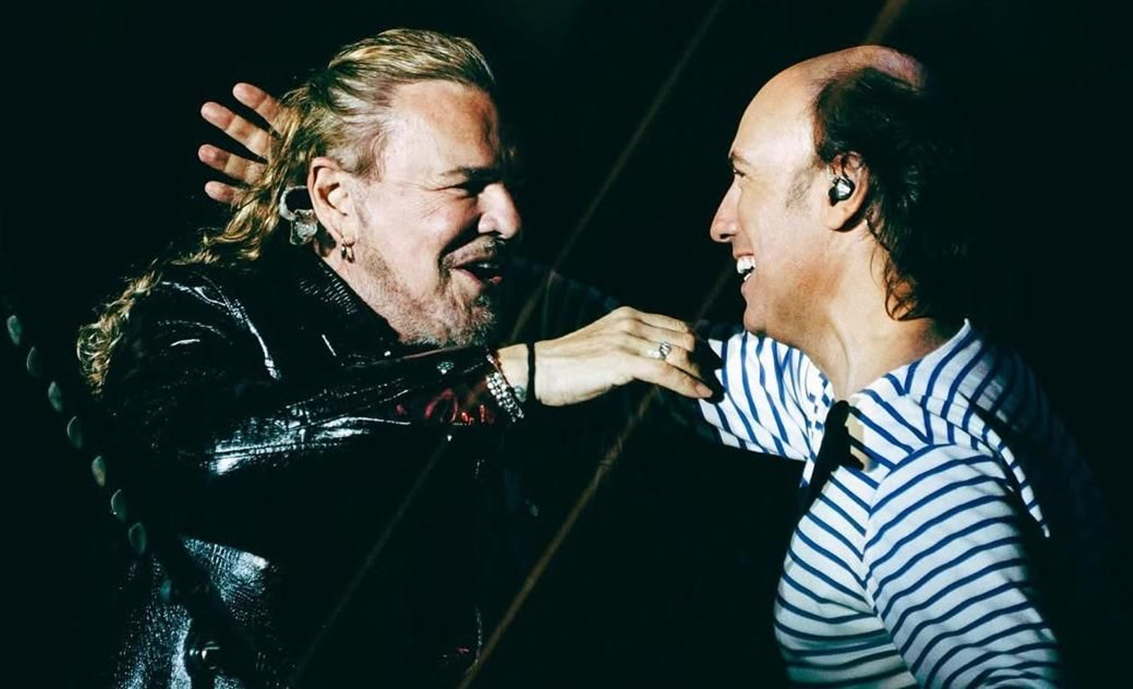 El líder de Maná y Carlos Núñez, en Santiago.