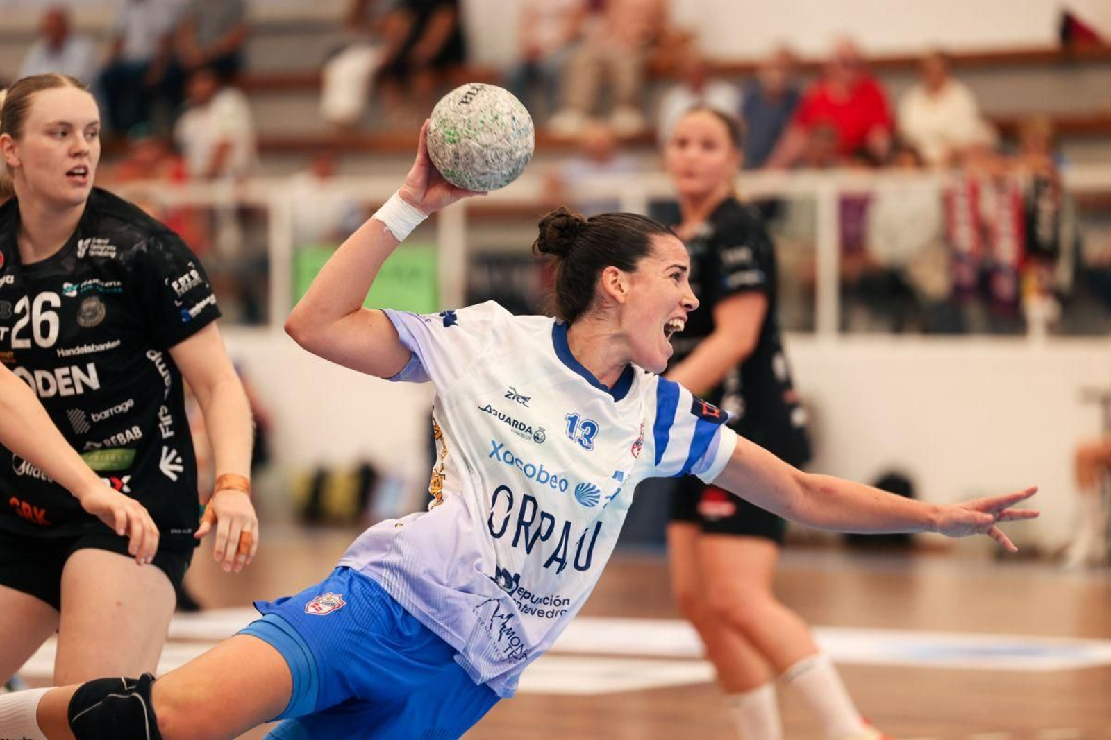 María Palomo prueba un lanzamiento, ayer en A Sangriña durante el partido de vuelta europeo ante el Boden sueco.