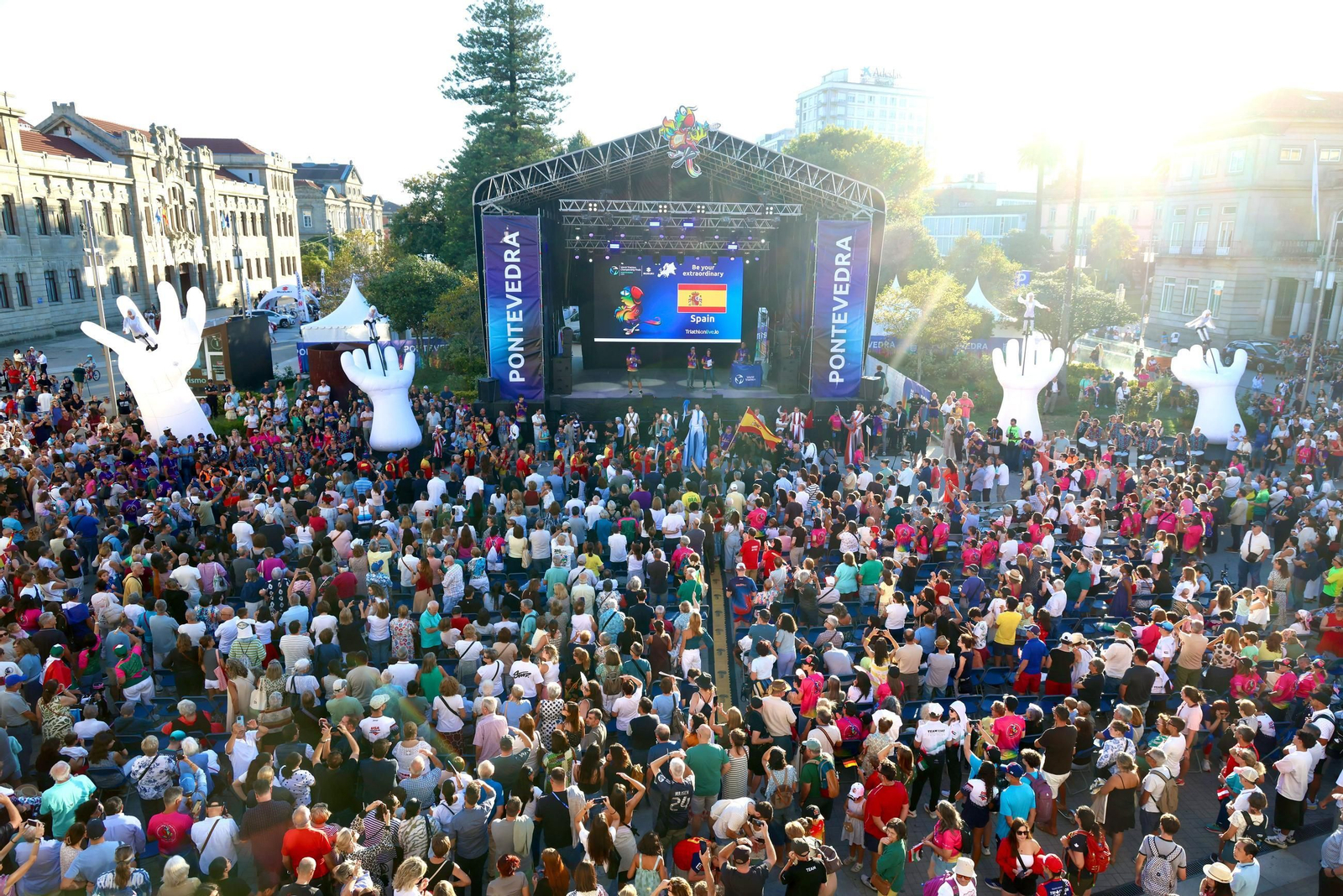 Imagen del acto central de la ceremonia de inauguración de la Gran Final de las Series Mundiales de Triatlón en la Praza de España.